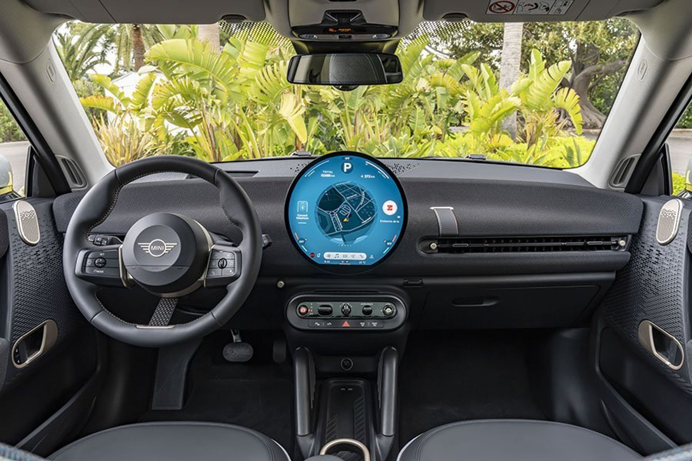 Kabine med stor, rund skærm i Mini Cooper