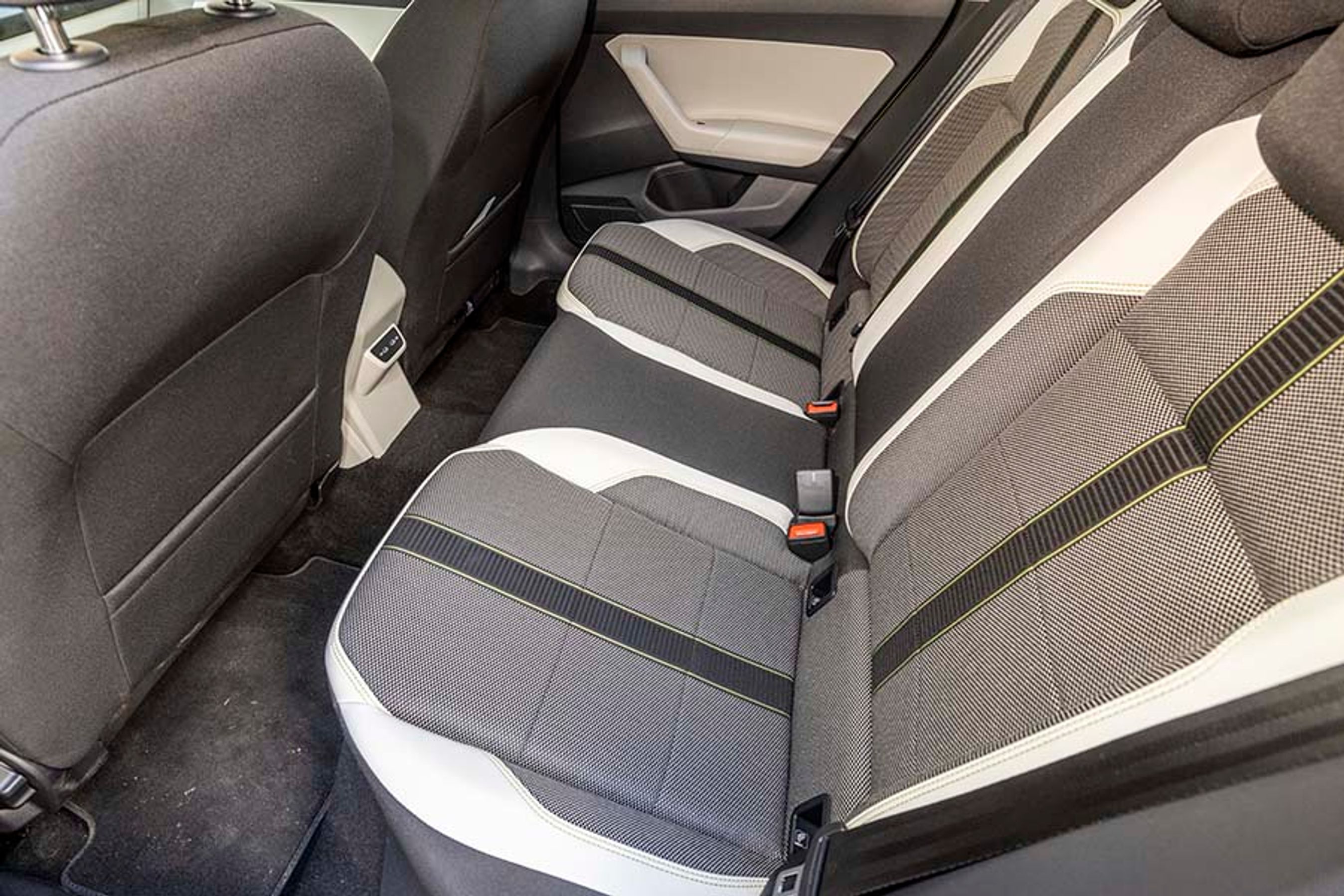 Loftshøjden er rimelig på bagsædet, men adgangen er lidt hæmmet af lav taglinje i forhold til den beslægtede T-Cross. Der er ikke friskluftdyser til bagsædet, men god benplads. Midterpladsen er lidt hæmmet af en høj kardantunnel. 