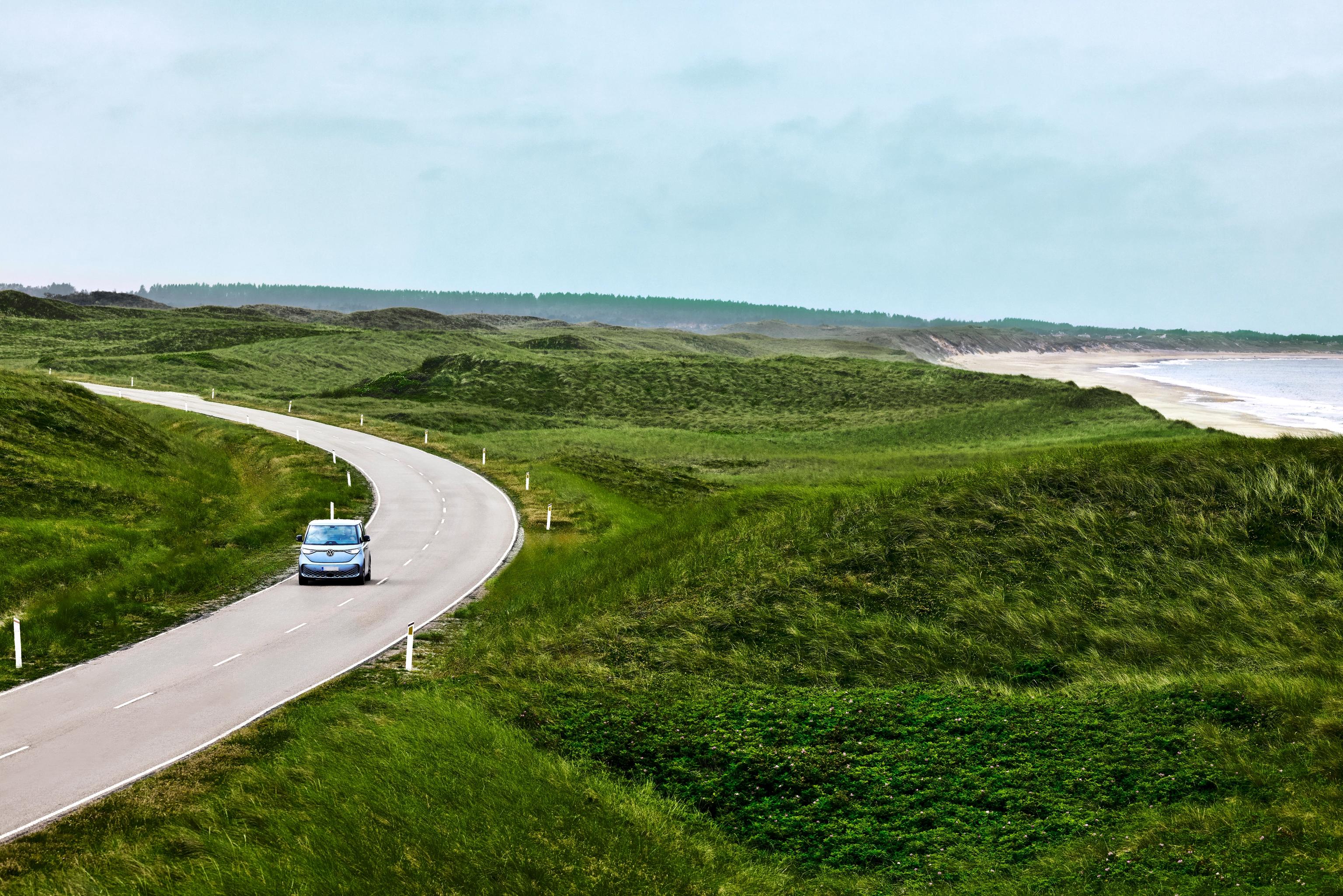 ID Buzz på en landevej i et grønt landskab