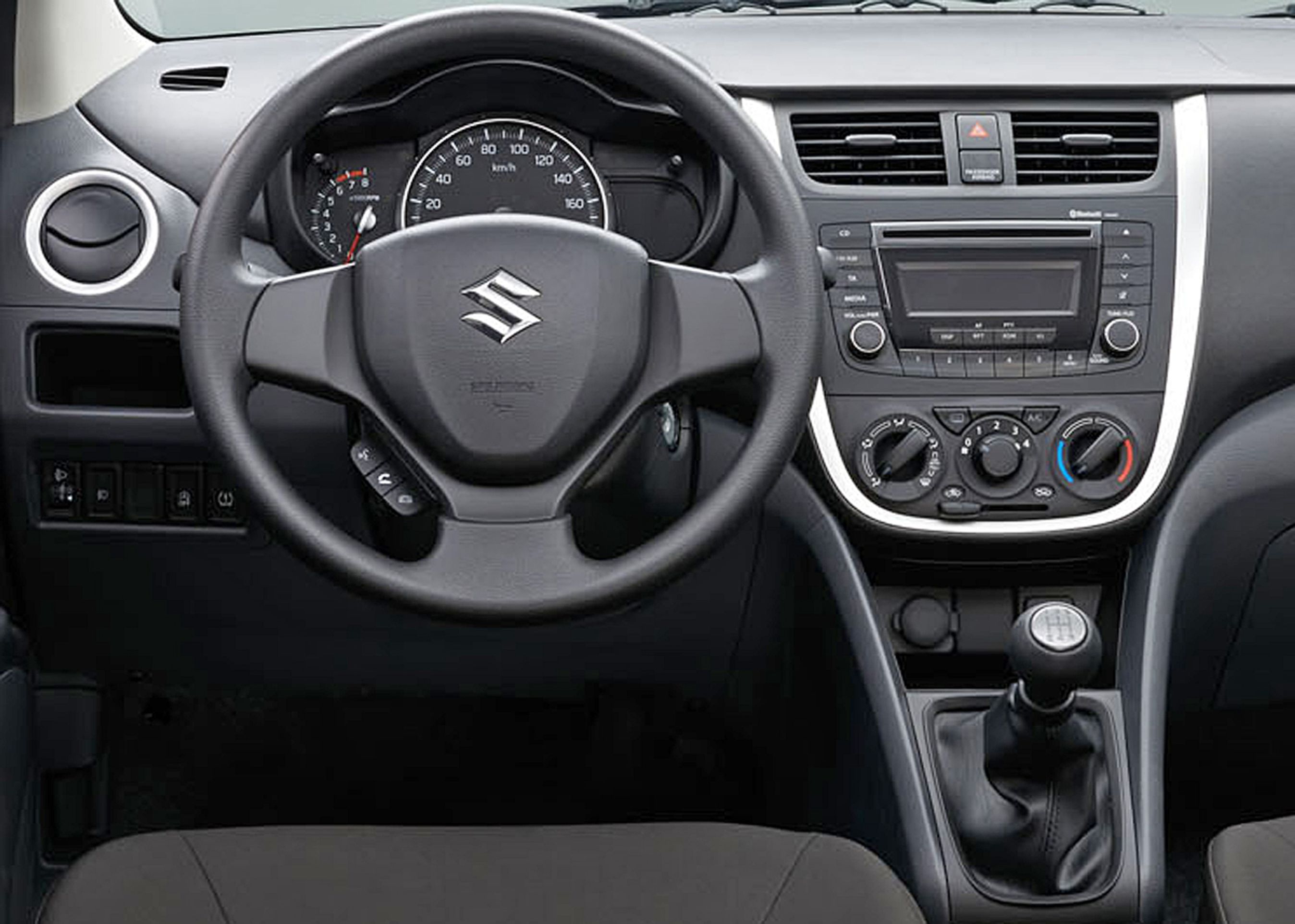 Instrumenthuset er velordnet, men ikke ligefrem en stor oplevelse. Rattet er kun højdejusterbart, men udstyrsniveauet er imponerende.