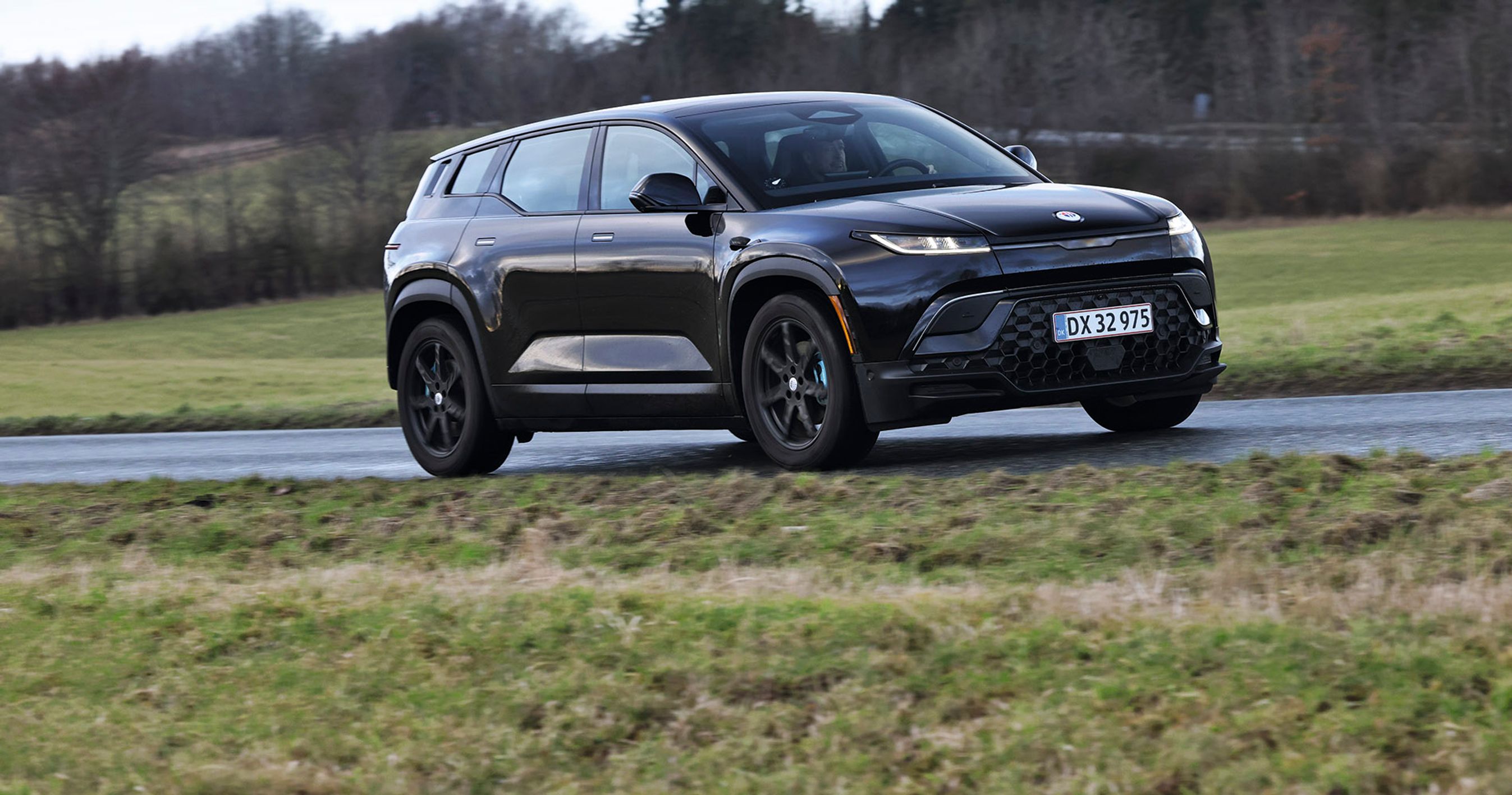 Sort Fisker Ocean kører på asfaltvej. 