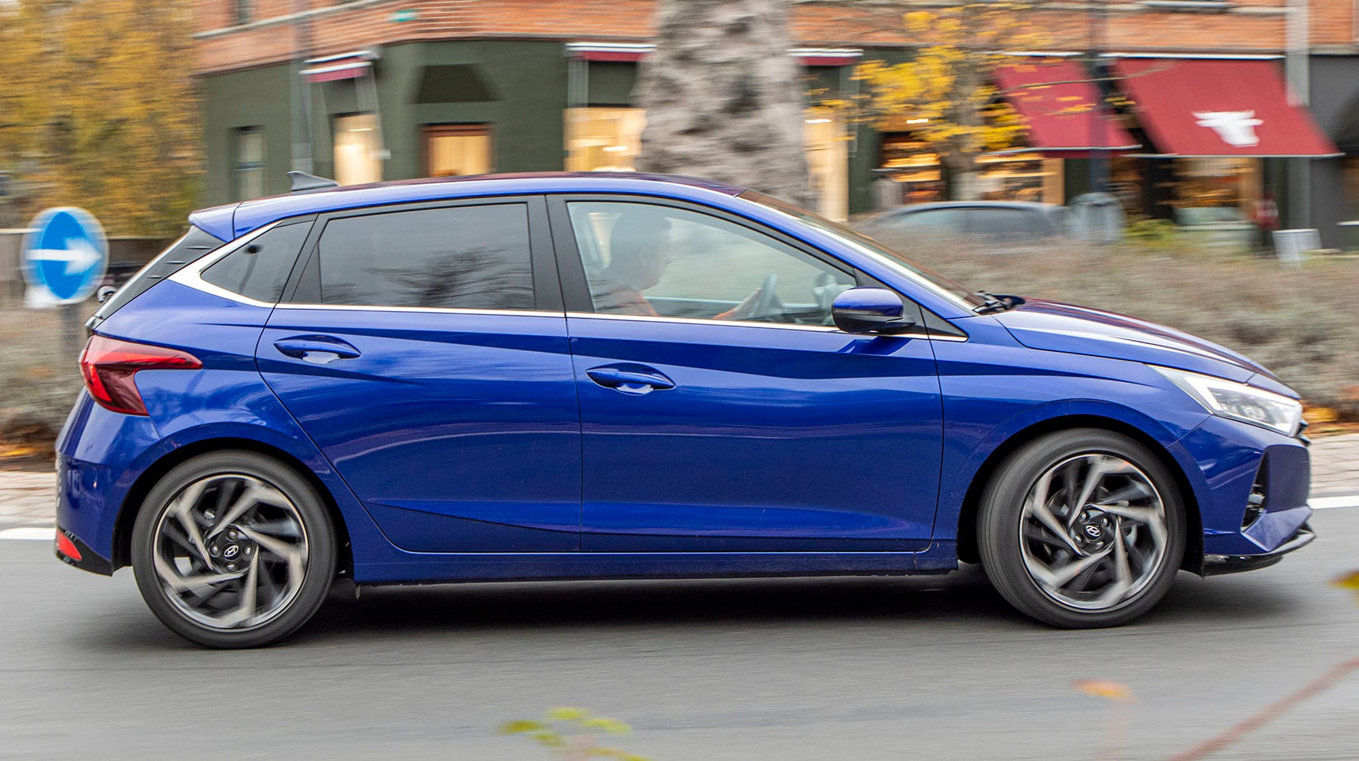 Hyundai i20 kommer altid med fire sidedøre og en stor bagklap. Her er bilen udstyret med ekstra mørke sideruder (2.500 kr.) og alufælge på 17 tommer (4.000 kr.)