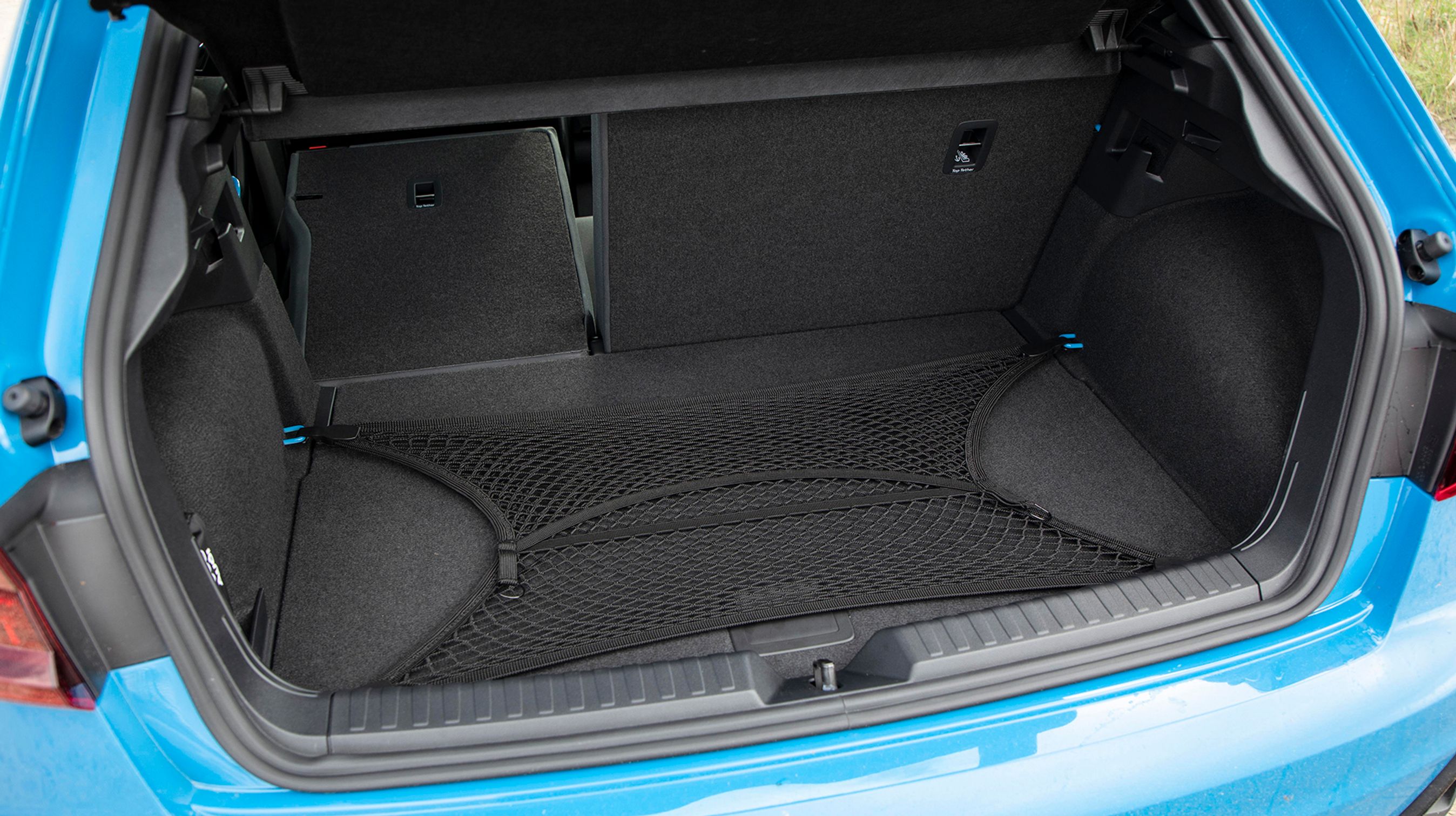 Bagagerummet er vokset med 65 liter og rummer nu 335 liter. Bagsædet kan foldes forover i to dele.