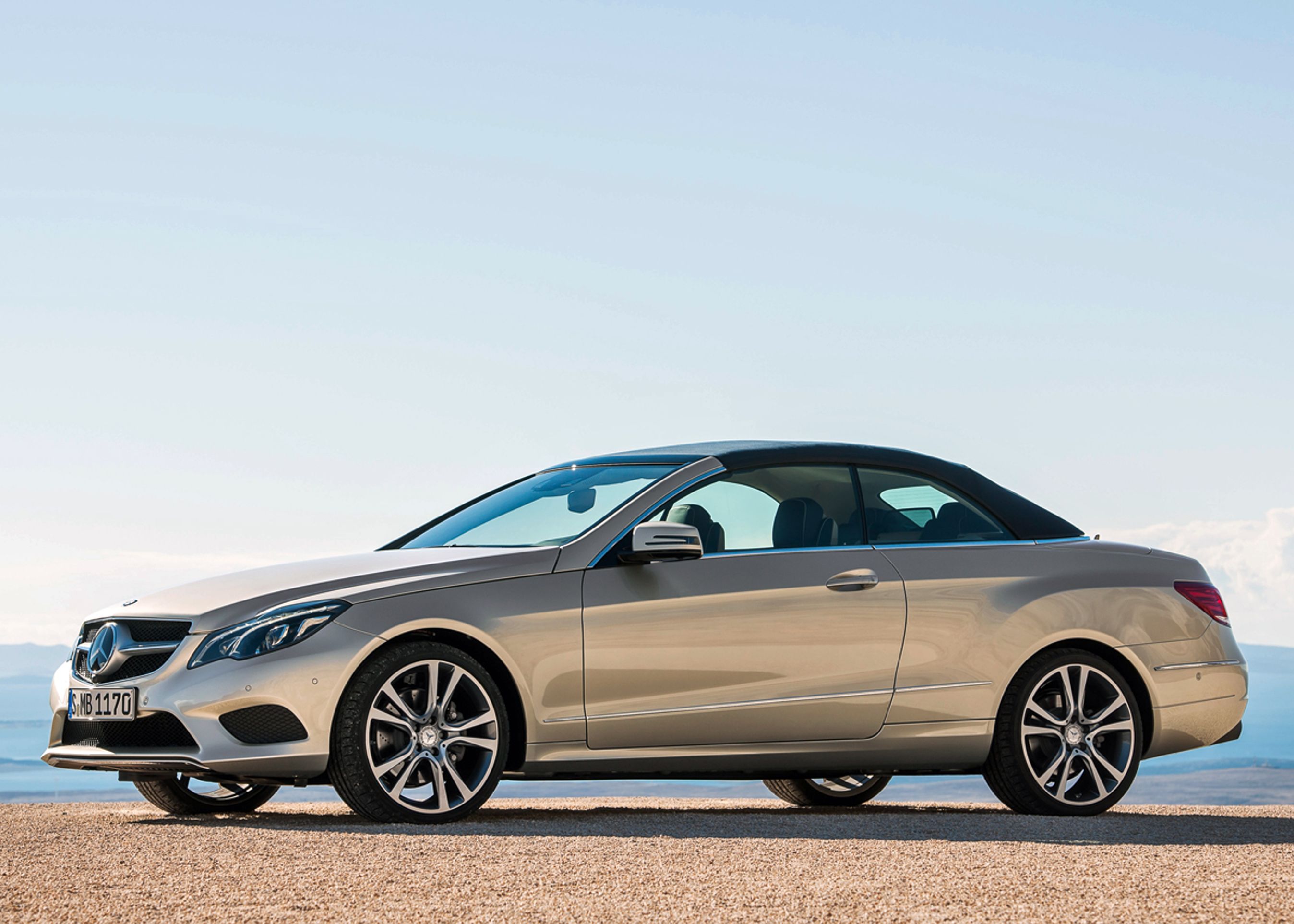 Cabriolet'en fås med både en automatisk system til at dæmpe turbulens og et varmt "lufthalstørklæde".