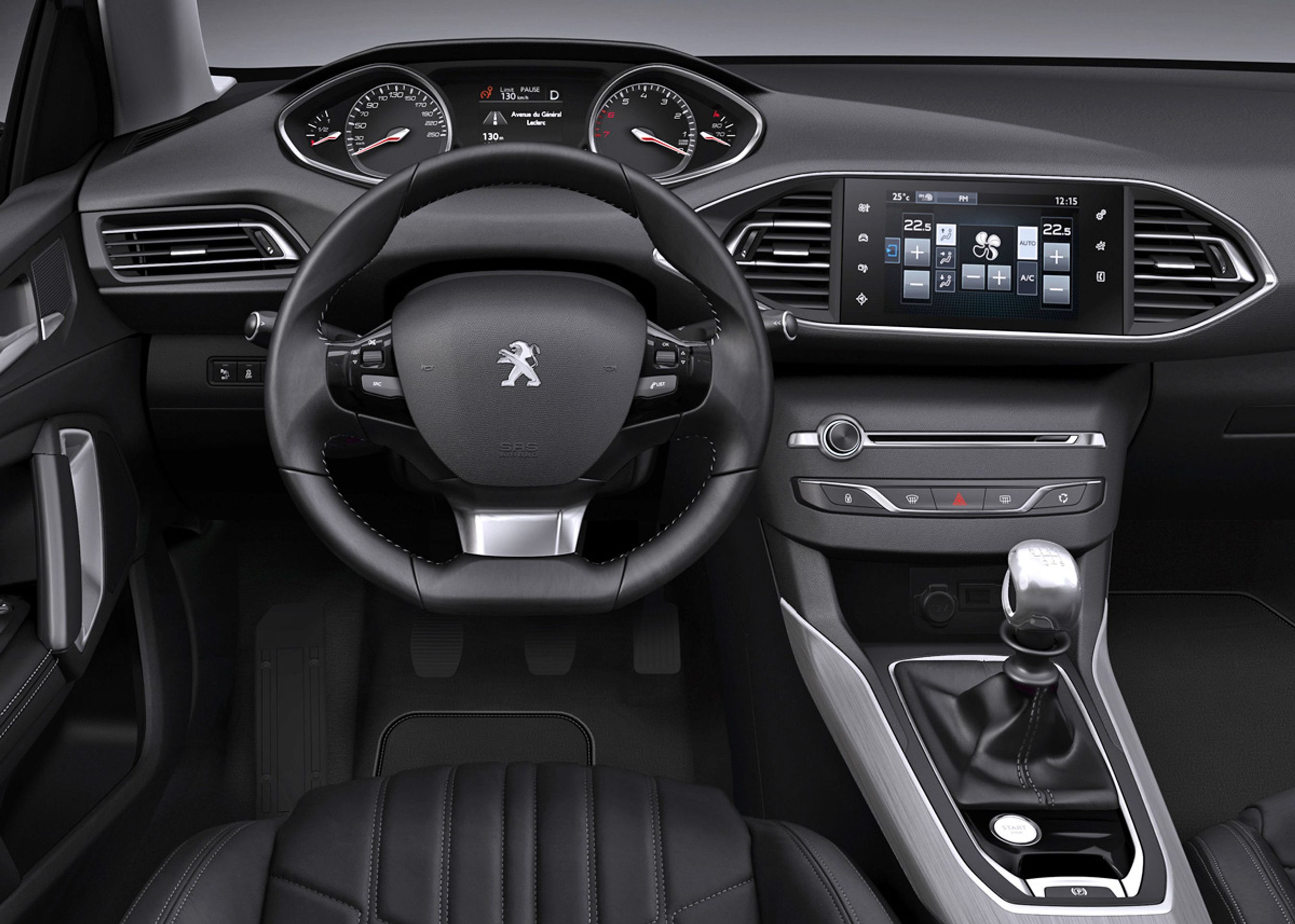 Usædvanlig førerplads. Som i 208 ser man hovedinstrumenterne hen over rattet. Det giver den fordel, at rattet kan gøres lille og sportsligt.