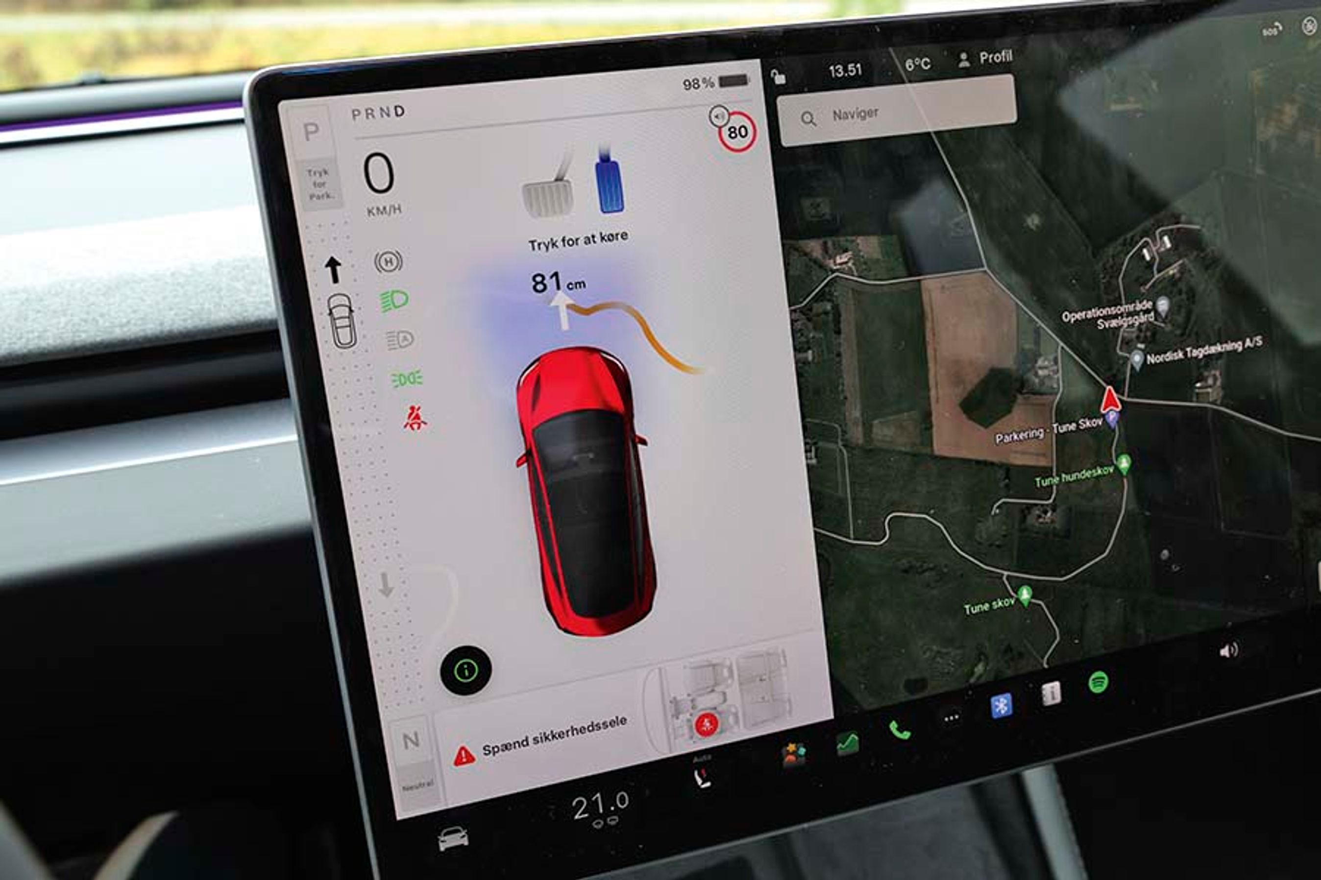 I de nyeste udgaver af Teslas modeller er p-sensorer erstattet af kameraets mulighed for at måle afstanden til en forhindring. Det er ikke noget godt bytte, for vi oplevede flere gange, at den anviste afstand ikke passede med virkeligheden. Til højre kan man se, hvor man ved at swipe op eller ned vælger at køre frem eller tilbage.