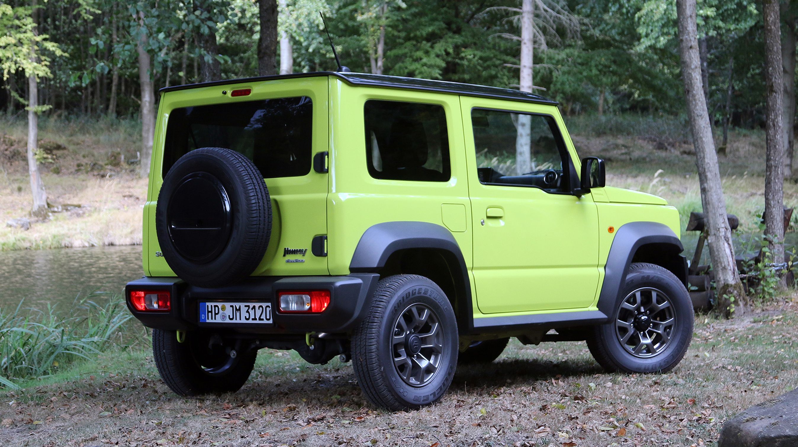 Det udvendige reservehjul hører sig til på en rigtig offroader og er en praktisk løsning. Men det betyder, at bagklappen er sidehængslet. Det kan være en pestilens i dagligdagen.