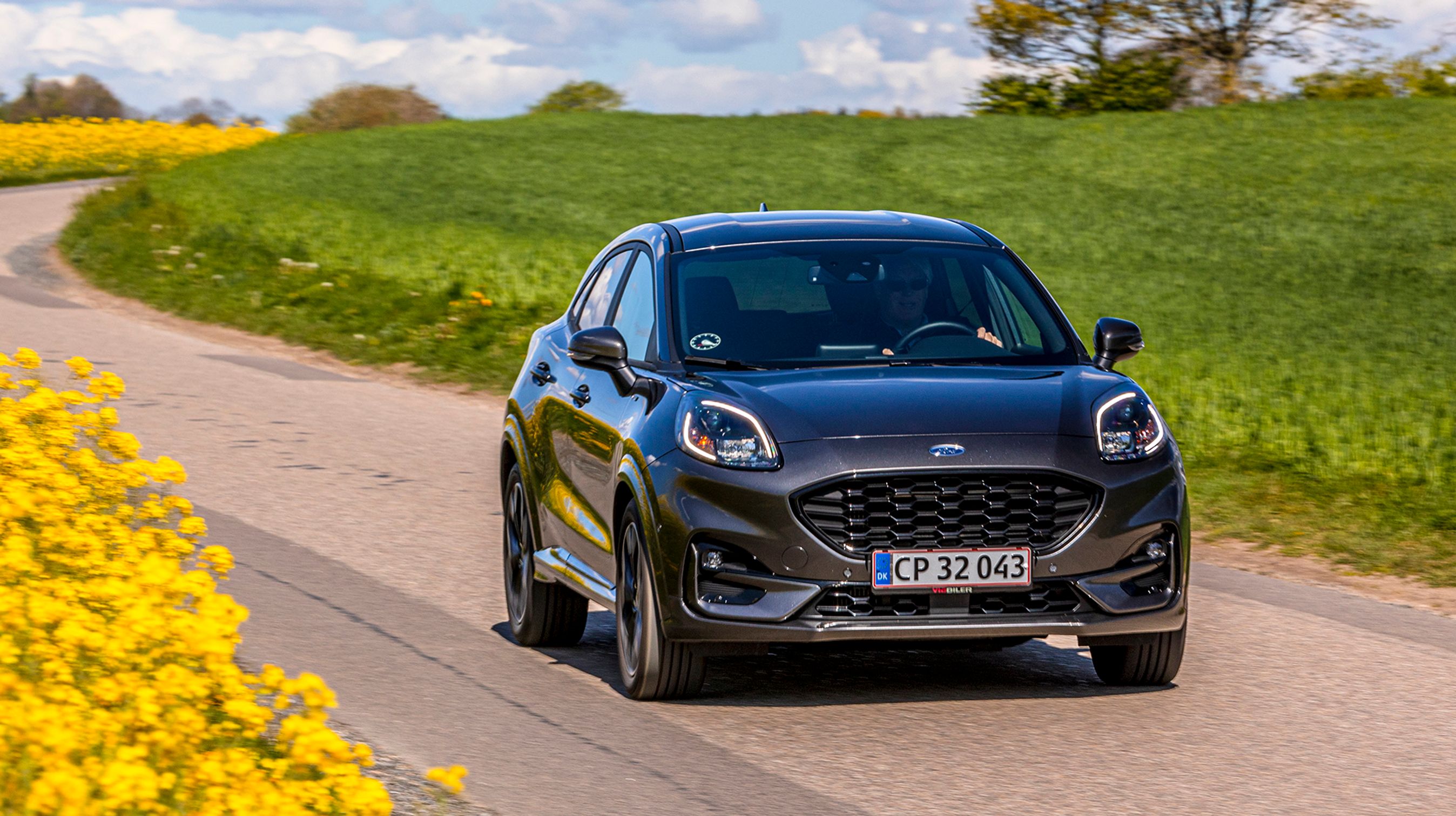 Ford Puma har en front, man ikke kan lade være med at smile tilbage til. Forlygterne har indbygget LED-kørelys.