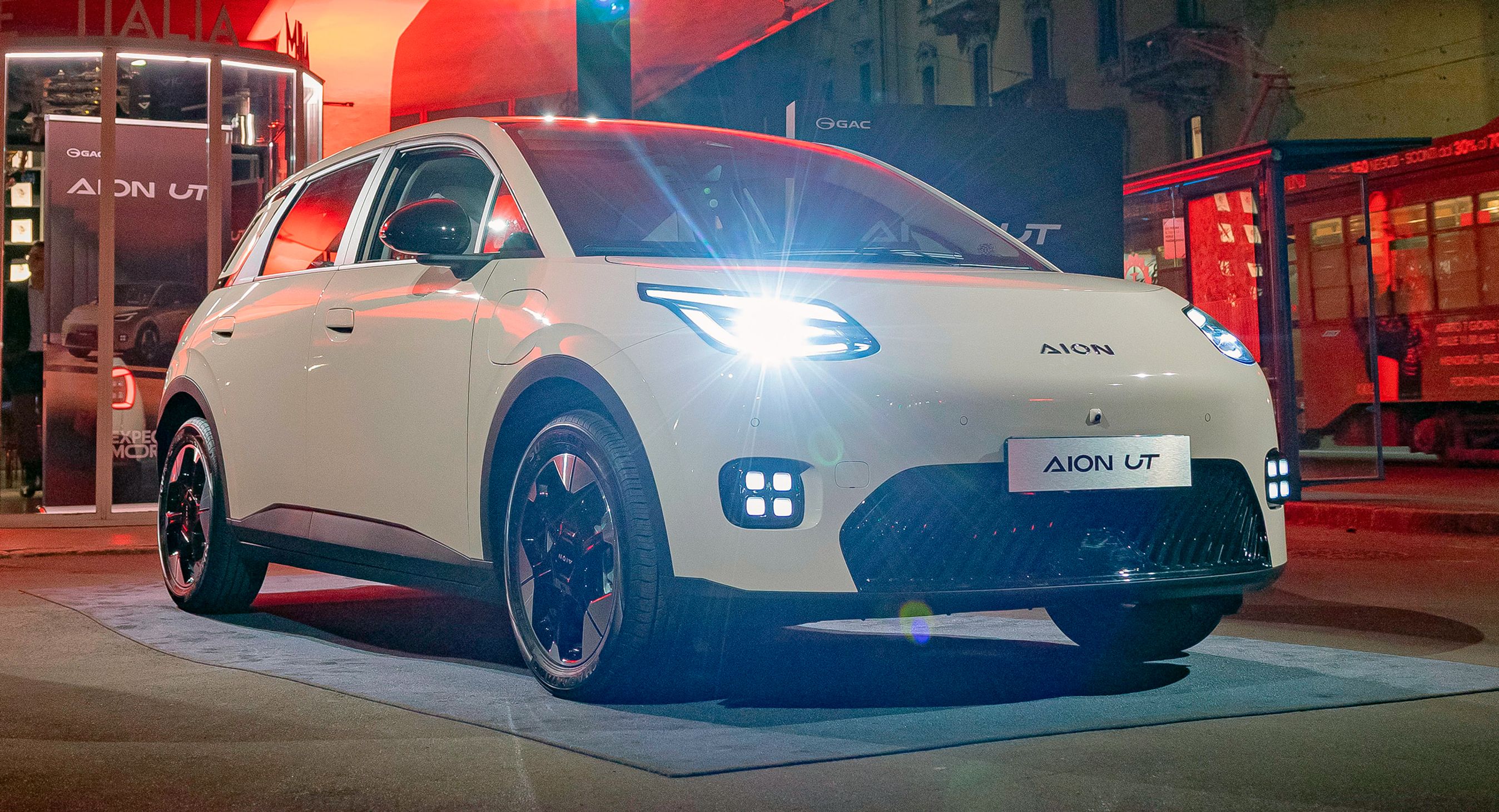 Hvid Aion UT skråt forfra i studie.