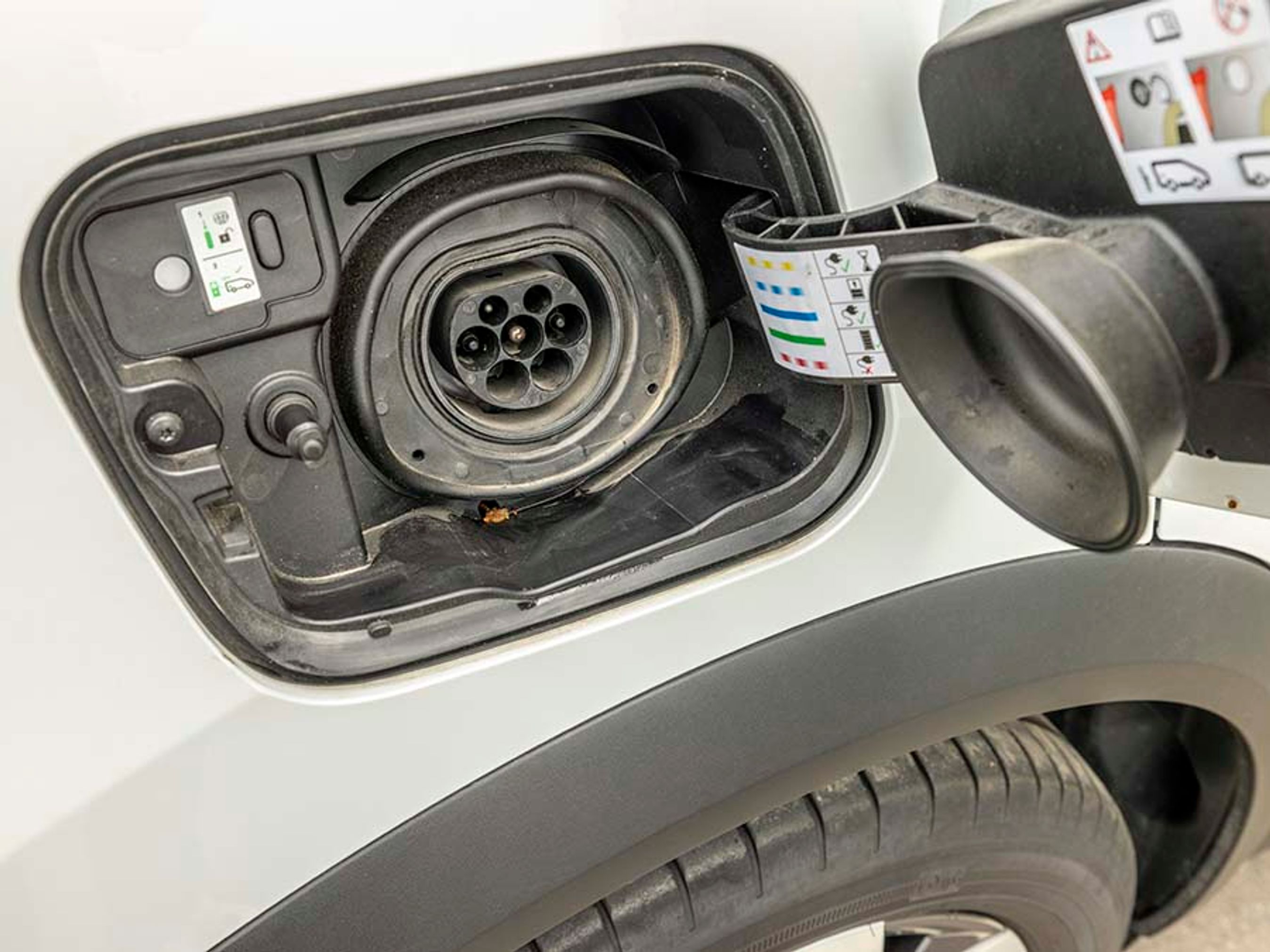 Som andre plugin-hybrider lader Renault Captur på én fase, hvilket vil sige med op til 3,7 kW i timen. Det giver en ladetid fra 0 til 100 procent på lidt under tre timer. 