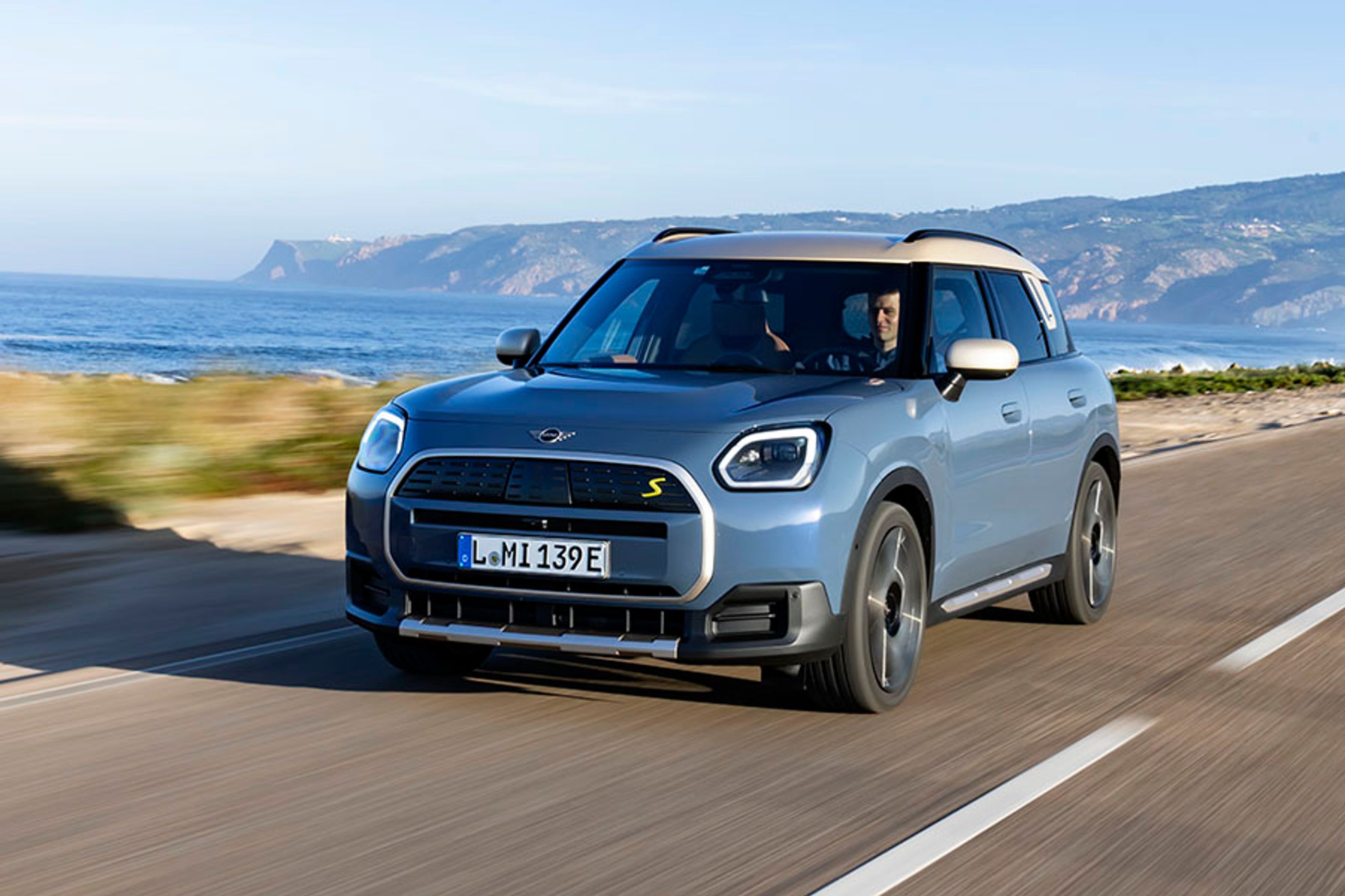 Countryman er største model fra Mini, og den deler teknik med den ligeledes tyske BMW iX2. Tofarvet lakering og masser af sjove detaljer er en typisk del af designet.
