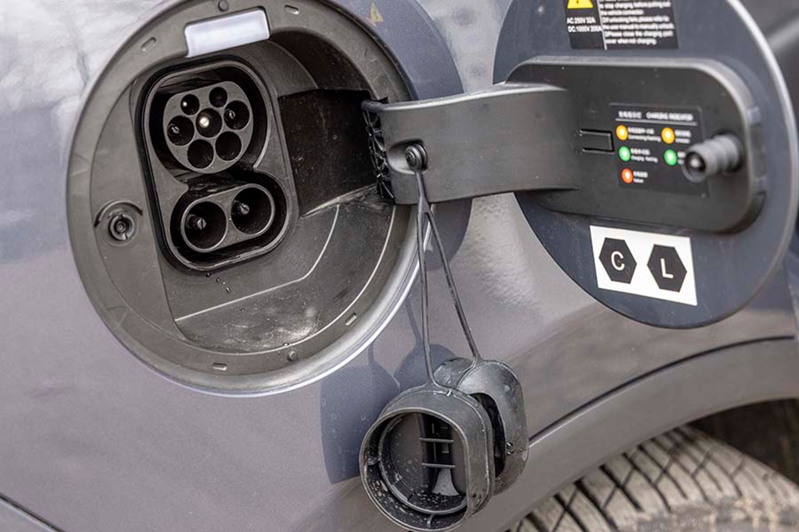 Ladelugen er placeret ved højre baghjul, og man skal fjerne gummipropper, hver gang man vil lade. Hjemme lader bilen kun med 1 fase (maksimalt 7 kW, men normalt kun med 3,7 kW) og på farten kan bilen lynlades (DC) med op til 120 kW.