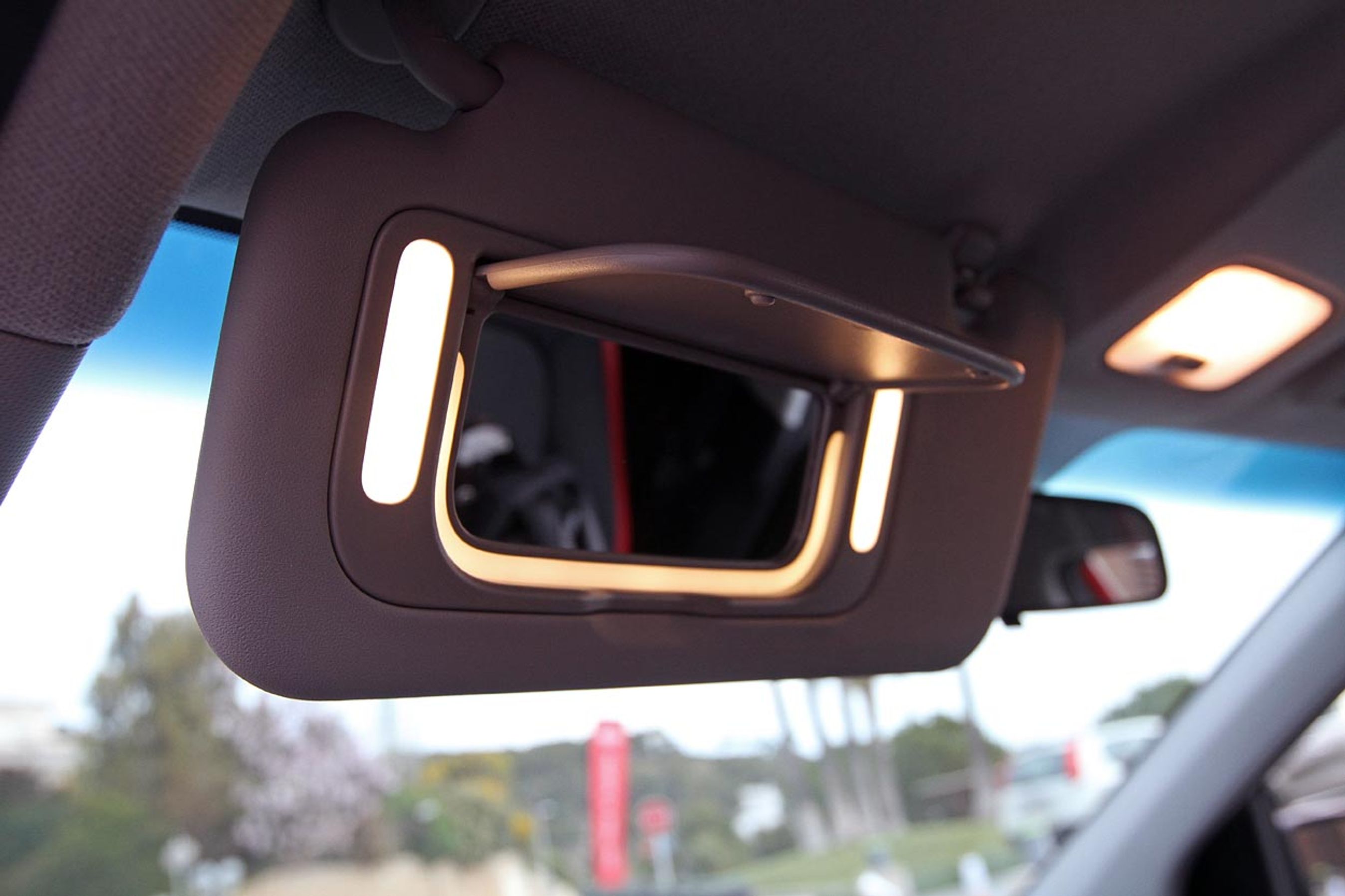 Luksusfornemmelse på førersædet: der er lys og klap ved makeup-spejlet.