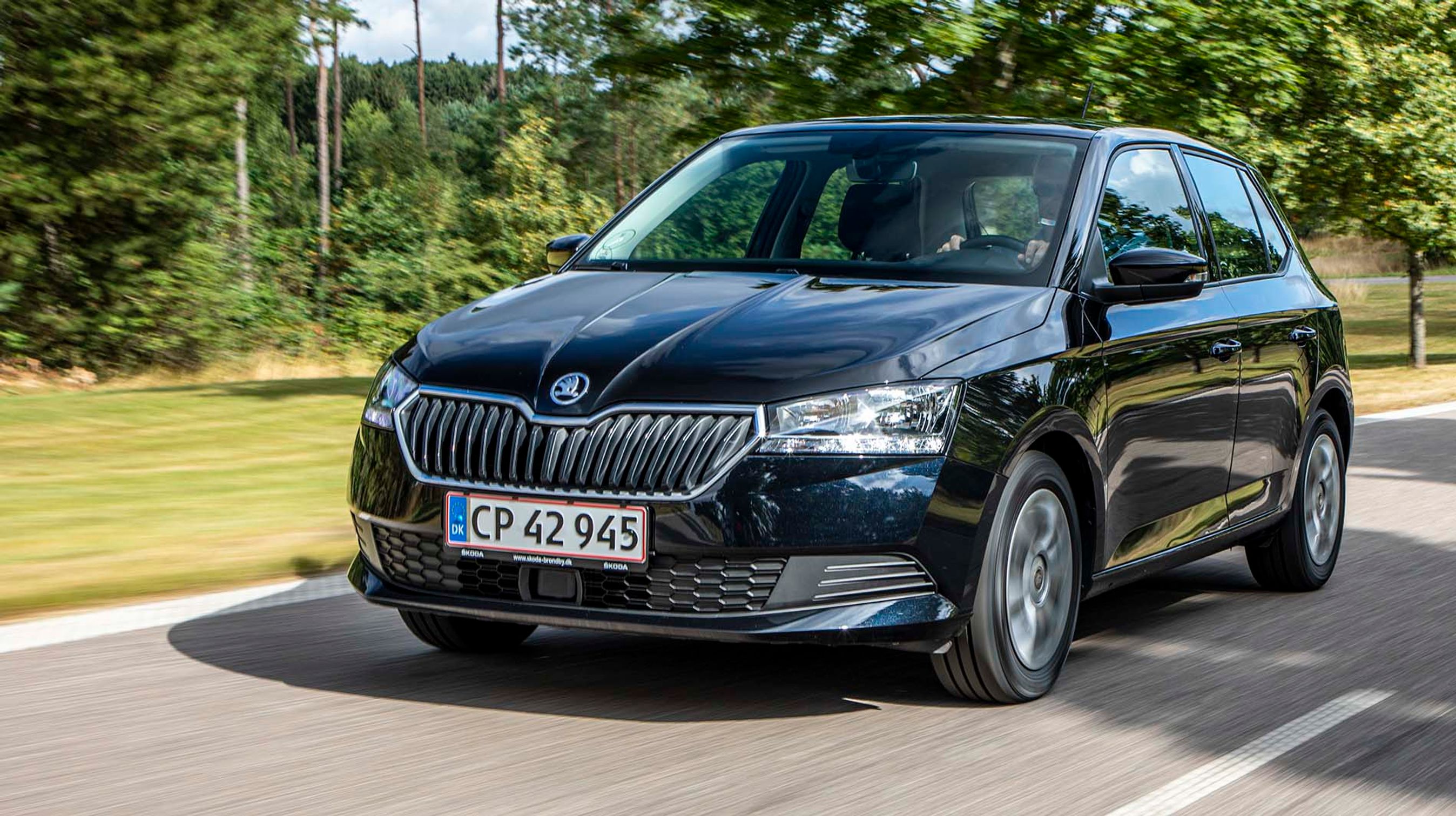 Alderen er teknisk set ved at tynge Skoda Fabia, der dog fik et mindre facelift sidste år, og som derfor fortsat ser frisk ud.