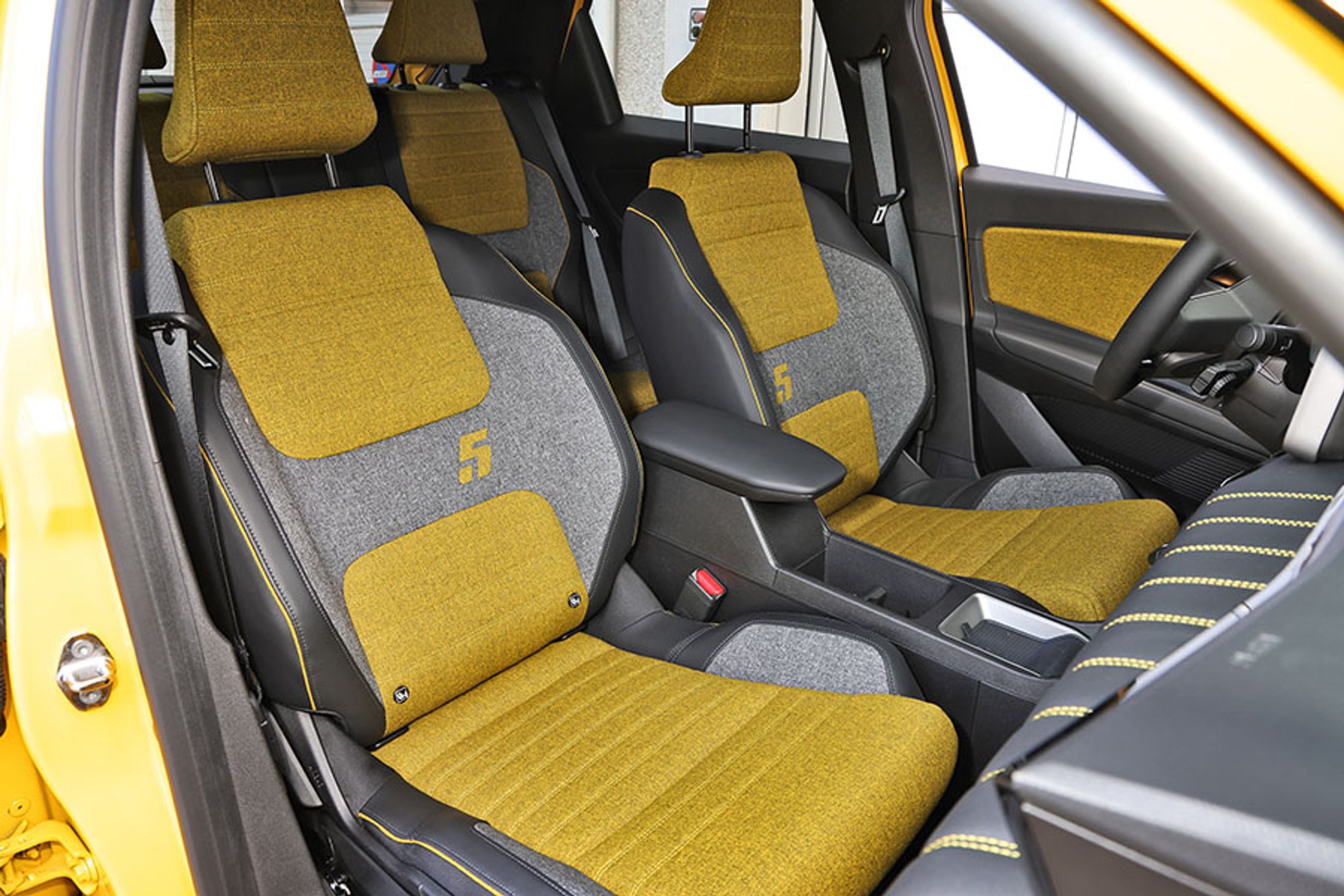 Forsæderne er flot udformet, men man sidder faktisk også ret godt i dem. Der er elektrisk justerbar lændestøtte, mens alt andet er mekanisk. Ryglænet justeres i trin, og selerne er ikke højdejusterbare.