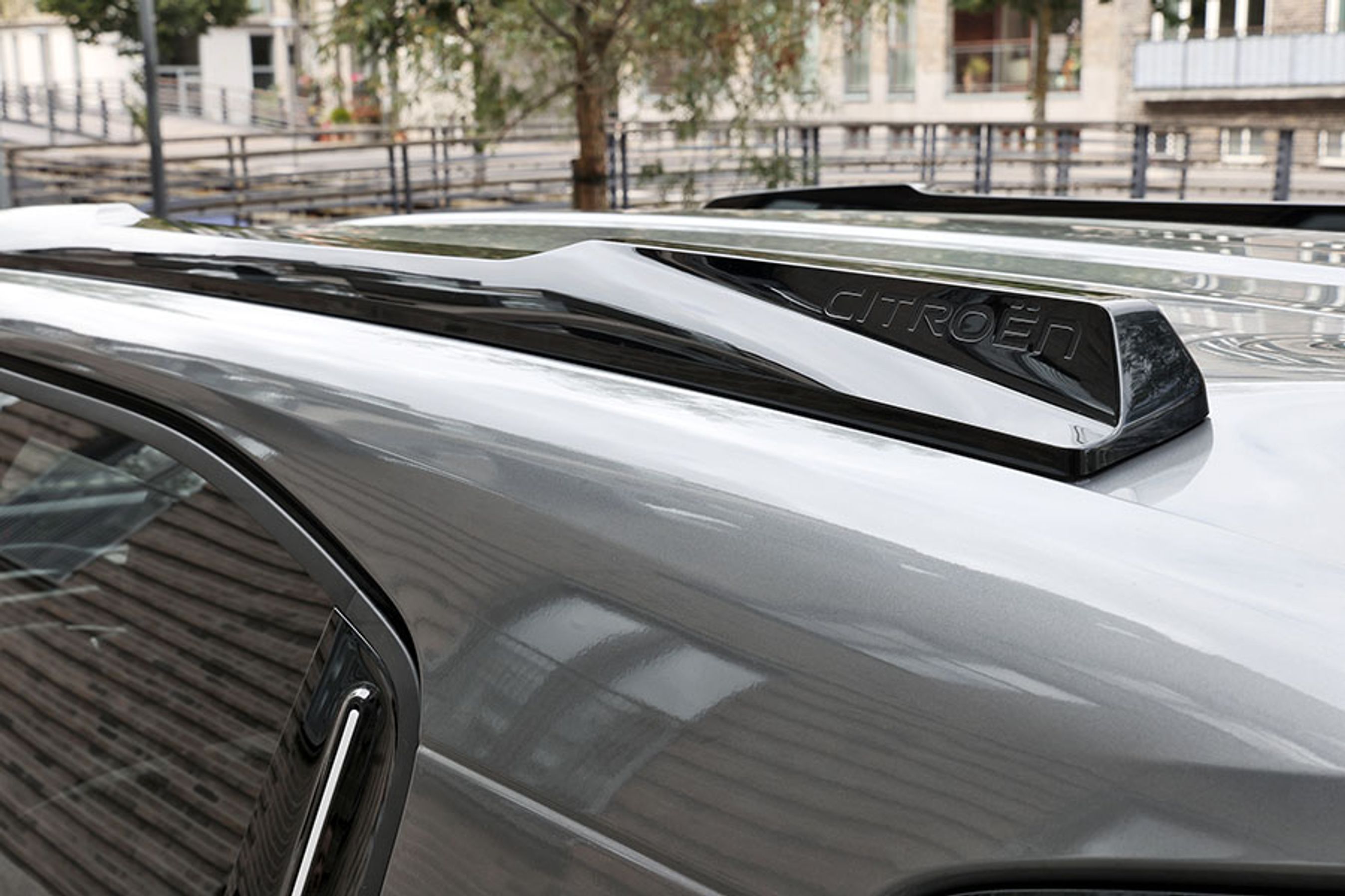 Tagrælinger på taget er flotte, men føles ret plasticagtige.