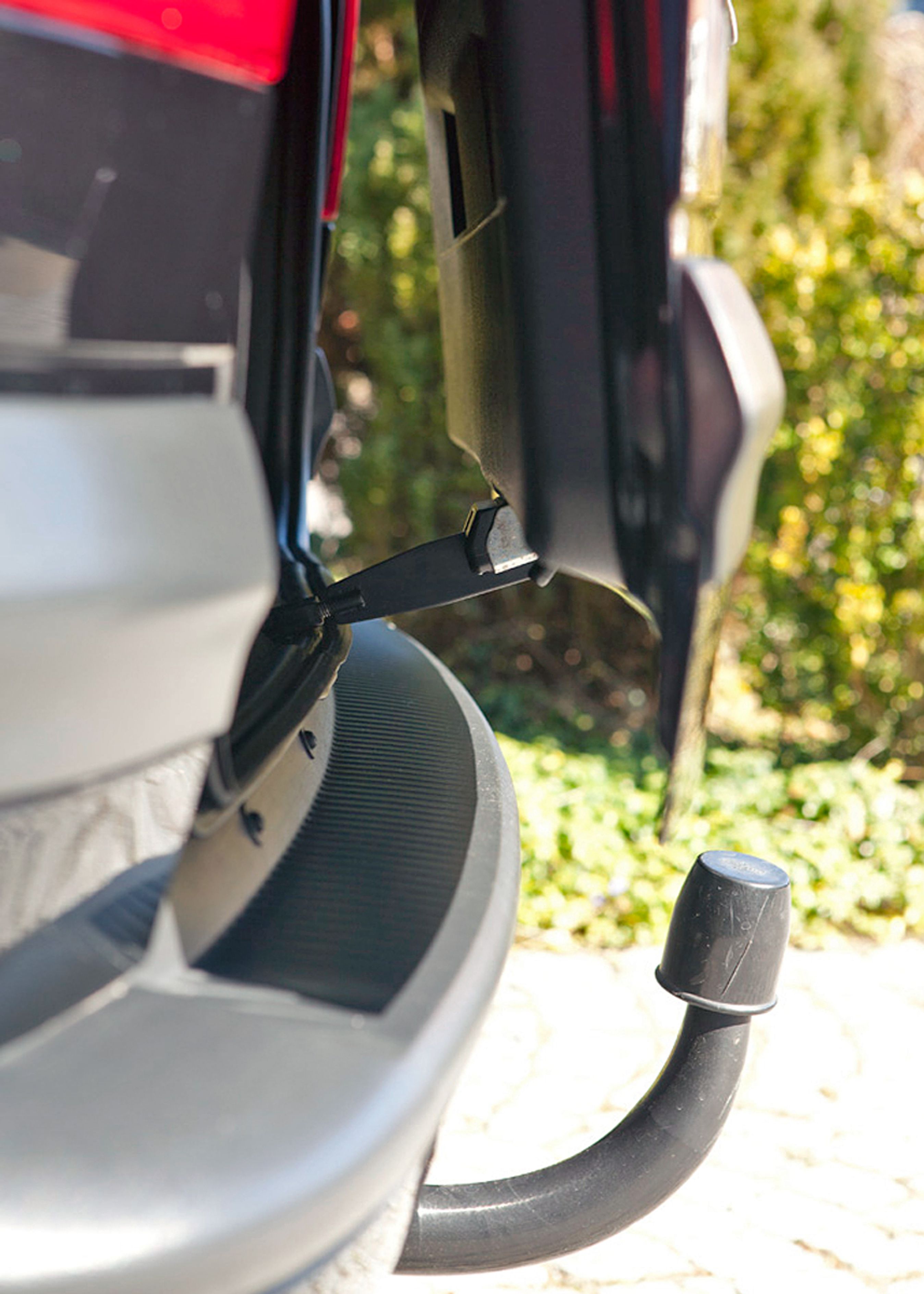 Dog Cooler er en slags afstandsstykke, der holder bagklappen på klem, uden at den kan åbnes af uvedkommende.