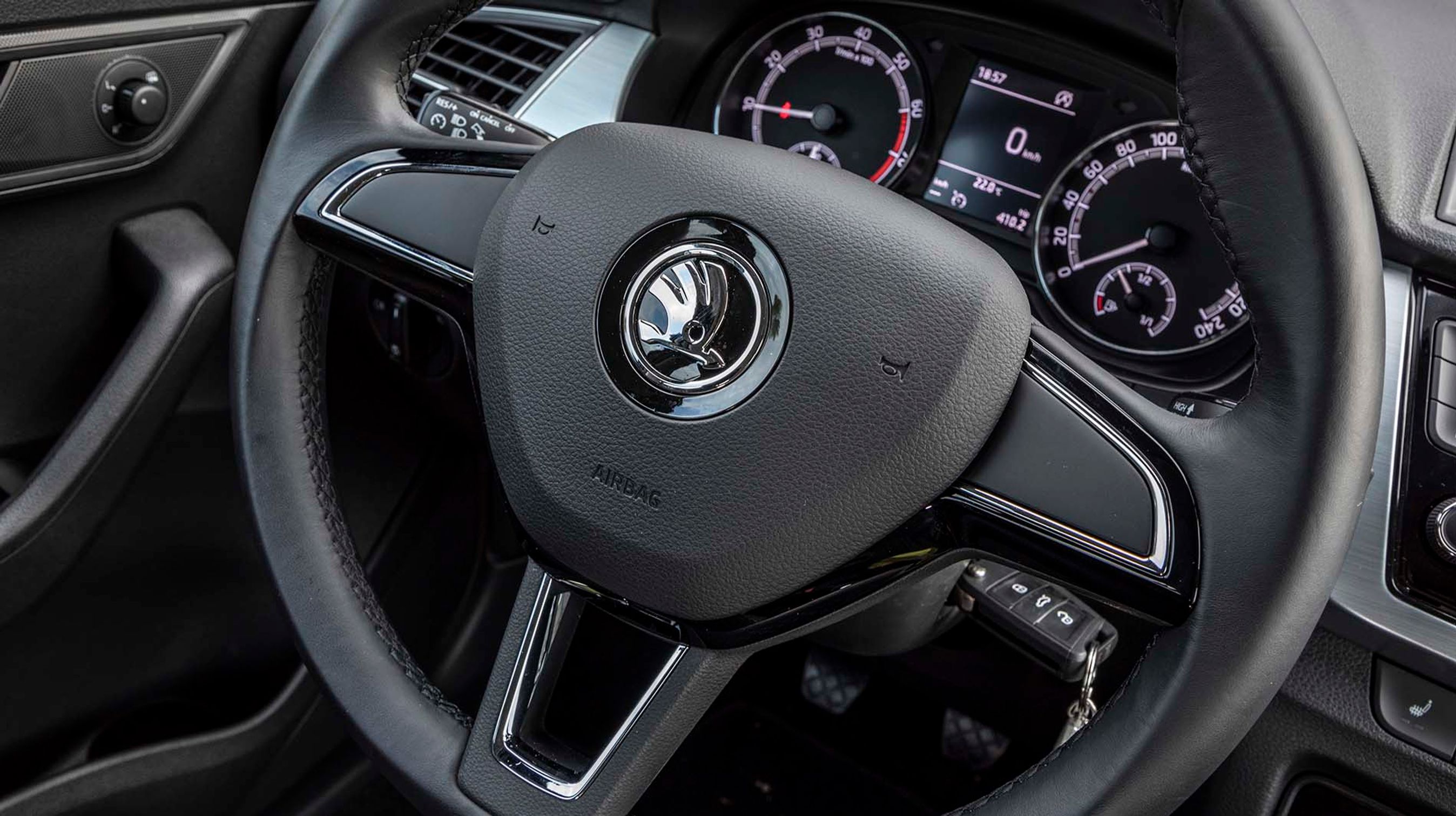 Der er ingen knapper på rattet, der kan forstyrre kørslen. En fartpilot er placeret på en stilk bag rattet i venstre side. Den er svær at se under kørslen.