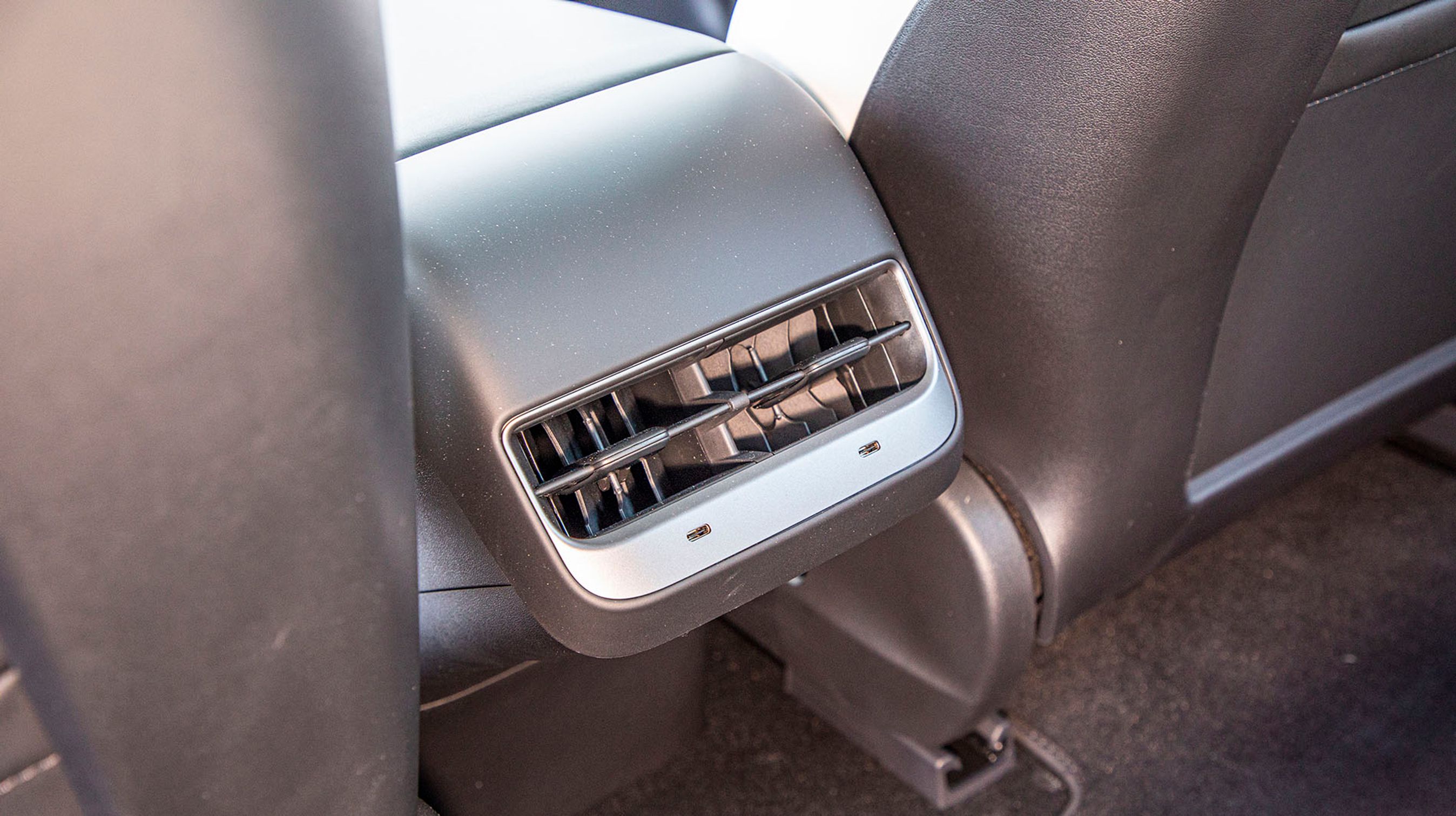 Der er varme i bagsædet og friskluftdyser mellem forsæderne.