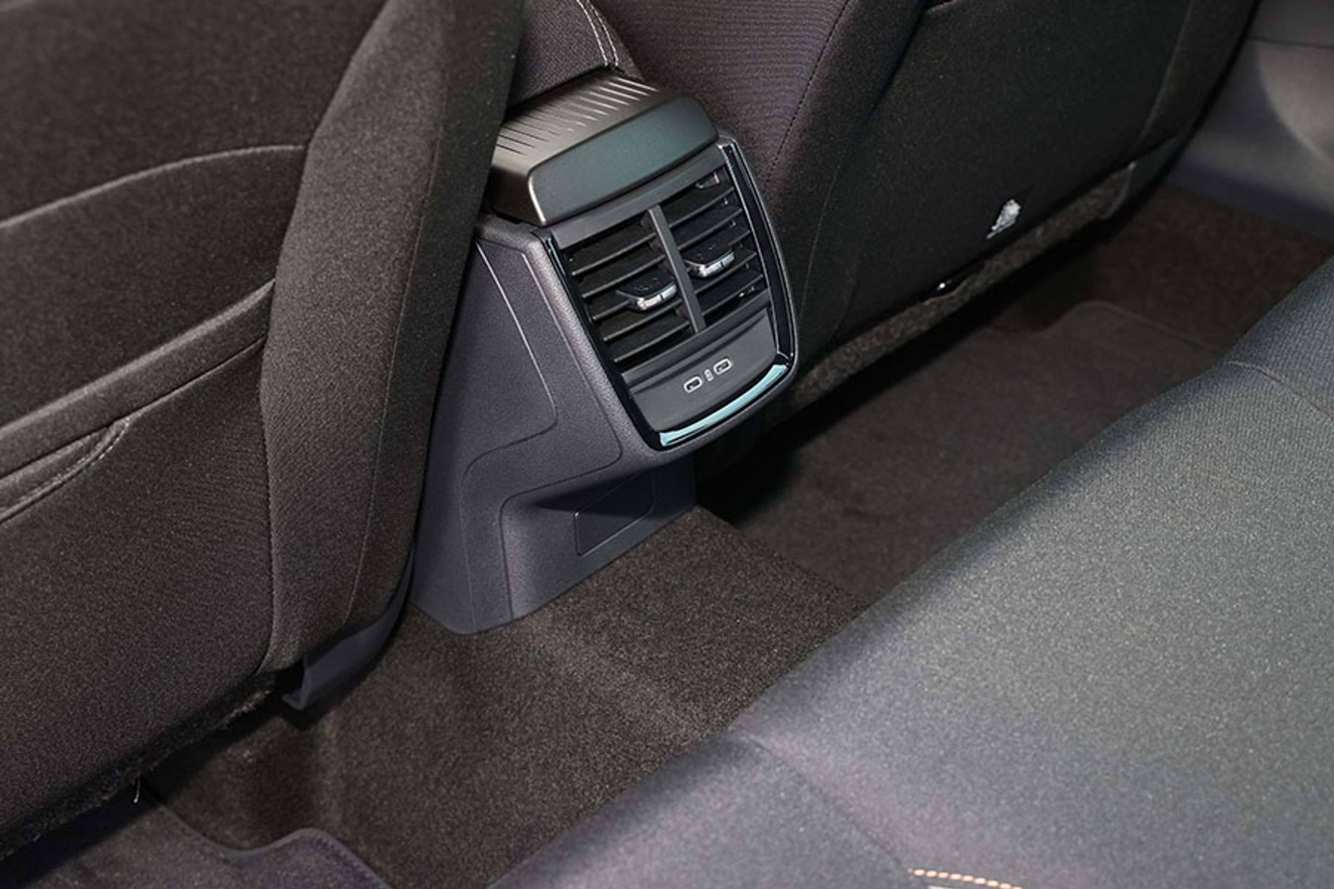 Der er friskluftdyser til bagsædet mellem forsæderne. Det er med til at give en god kørekomfort for alle i bilen.