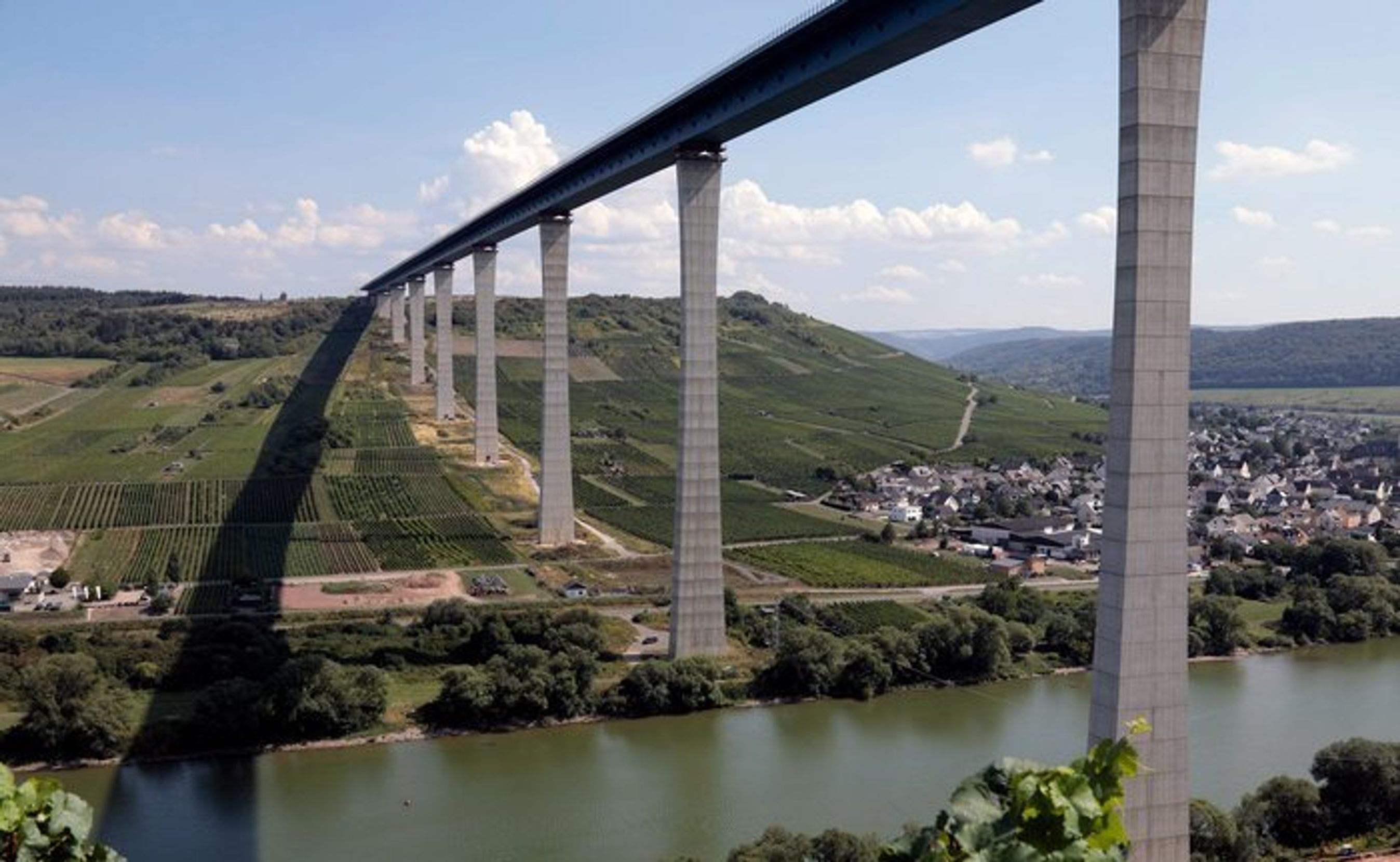 Broen set delvis nedefra.