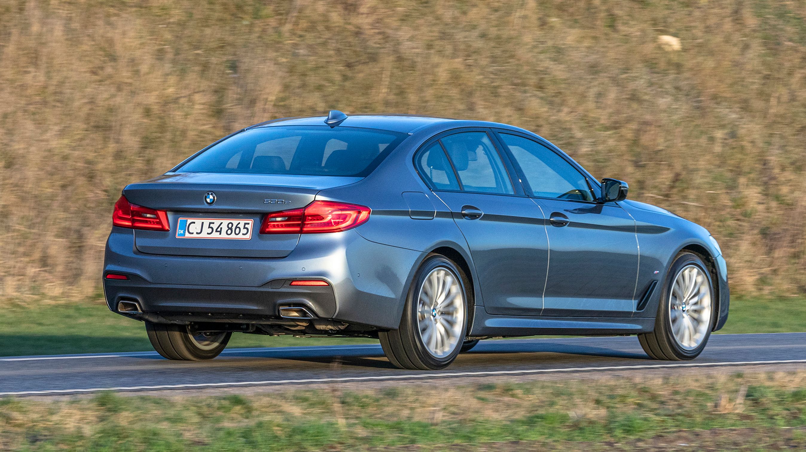 BMW 5-serien fås kun som plugin hybrid som firedørs sedan. Kørslen er meget behagelig, og bilen er tilmed hurtig.