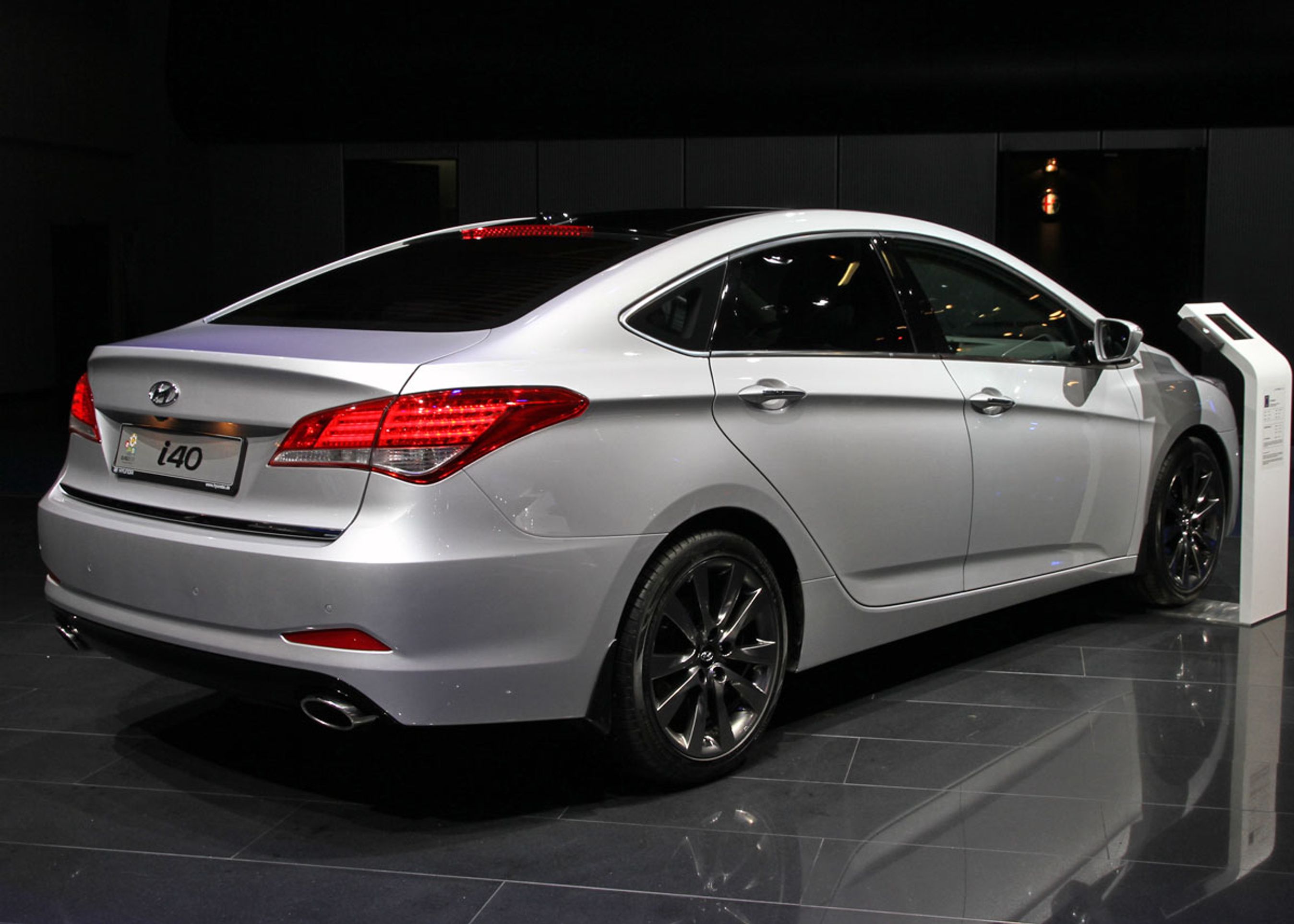 Hyundai i40 sedan har et lidt anderledes bagendedesign end den amerikanske Sonata-udgave  Bagagerummet er på 530 liter mod stationcarens 553 liter.