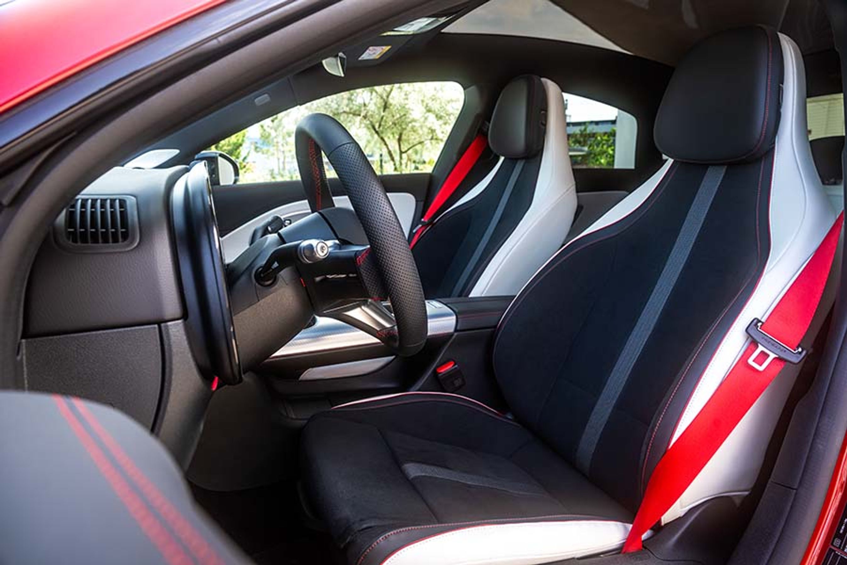 Som altid hos Mercedes kan man bestille bilen med valg mellem et hav af farver, materialer og justeringsmuligheder på sæderne. 