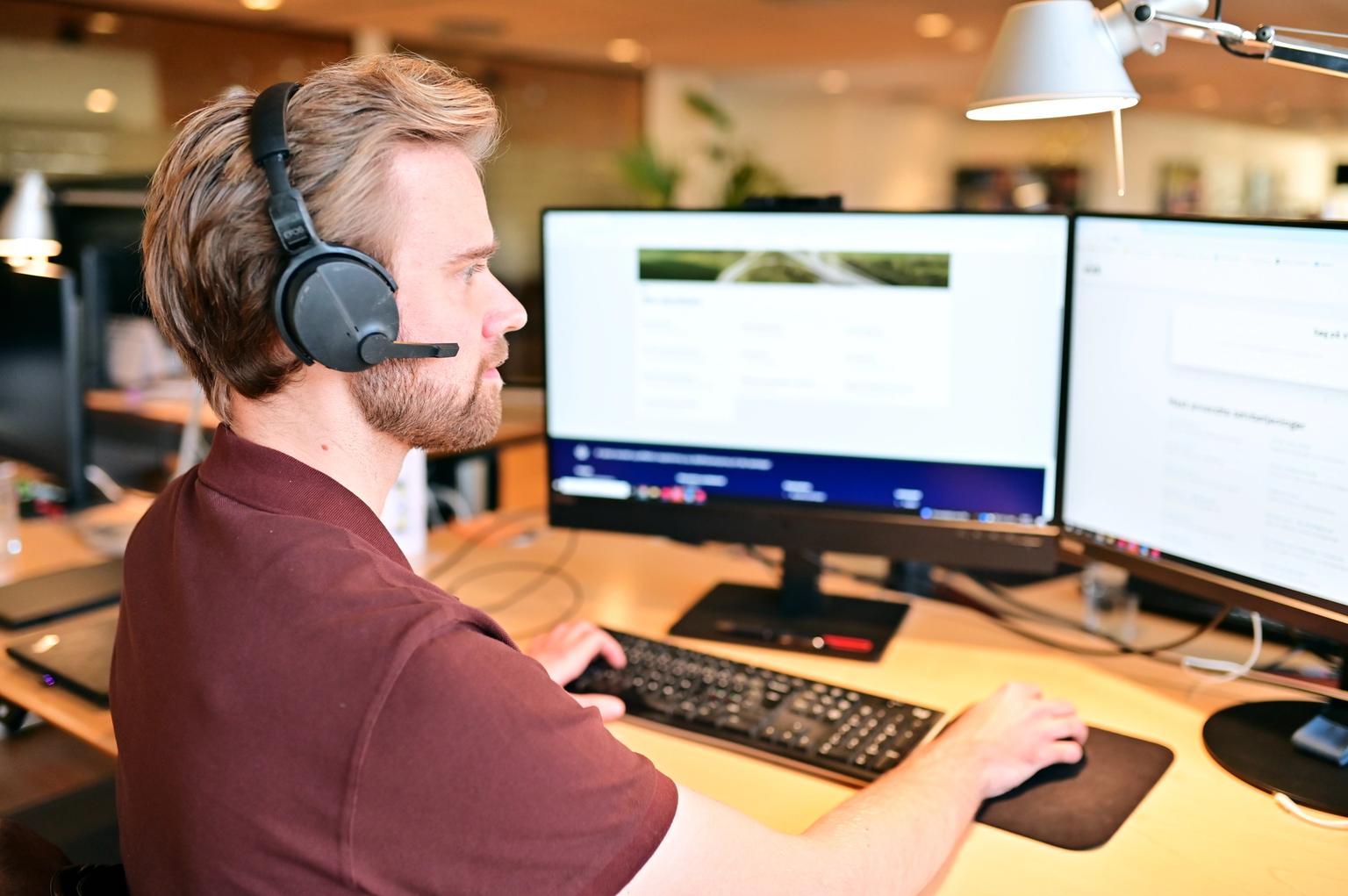 Medarbejder fra FDMs rådgivning arbejder på en computer og svarer på medlemshenvendelser.