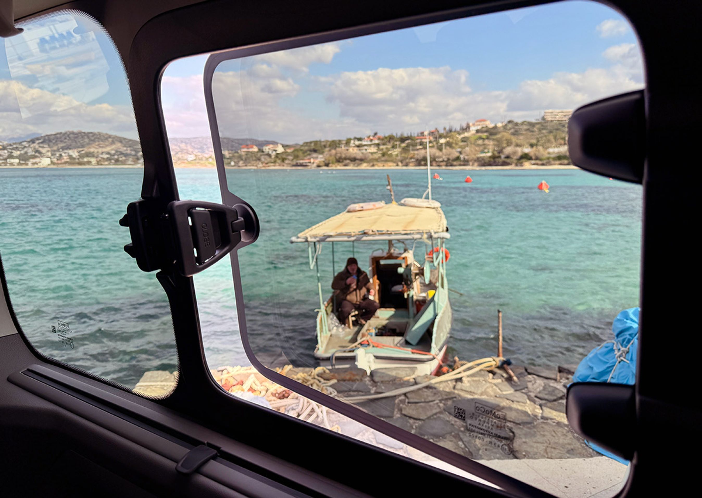 På grund af skydedørene er der ikke egentlige sideruder ved bagsædet, men der er et lille klapvindue i hver side.