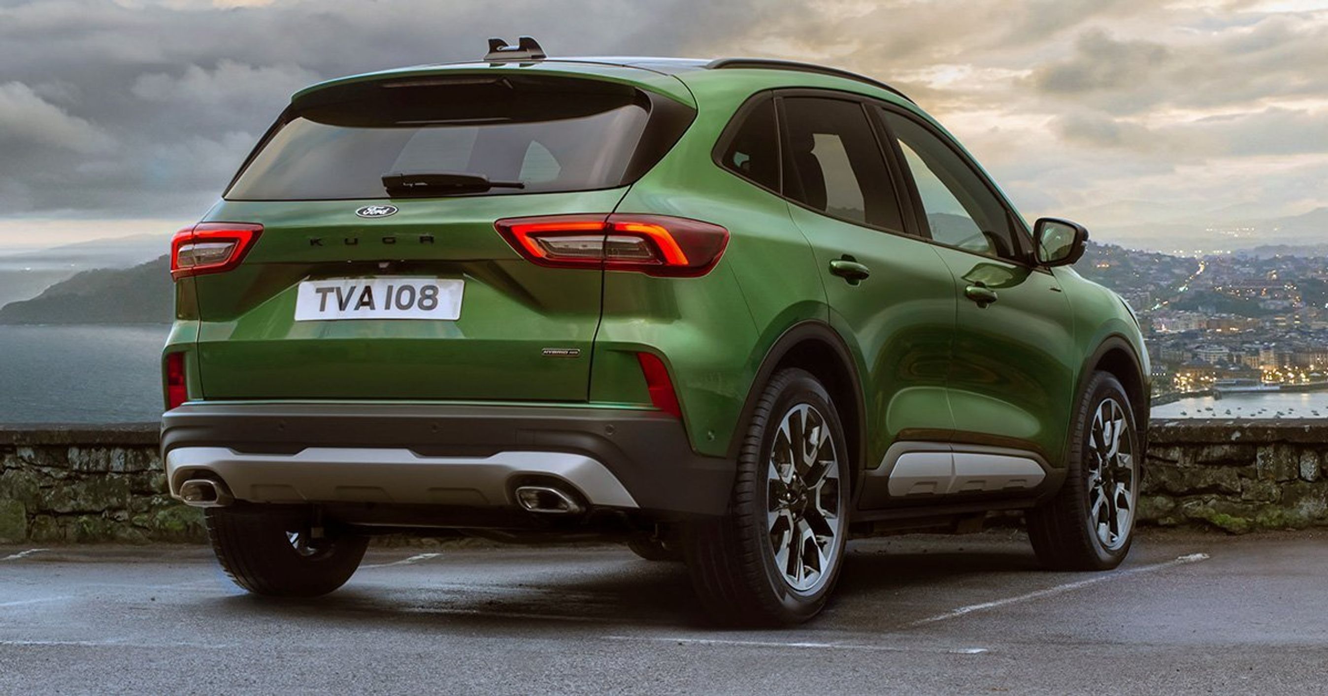 Ford Kuga grøn bagfra.