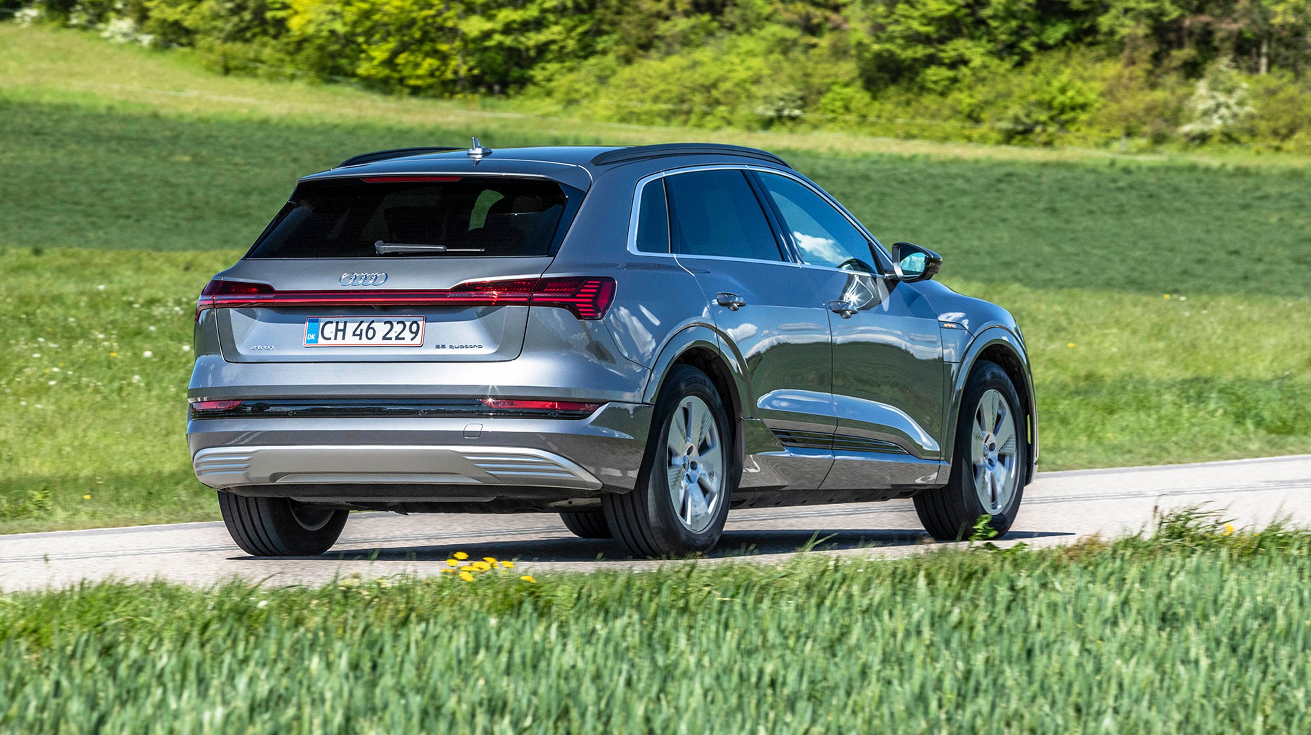 55 Quattro står der bagpå. Det betyder, at der er rigeligt med kræfter og firehjulstræk. E-tron er en høj SUV, og det giver desværre en meget høj læssekant til bagagerummet. 