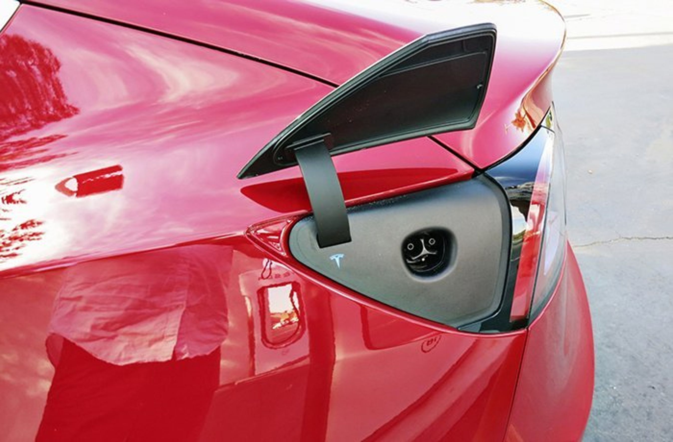 Tesla Model 3 ladestik