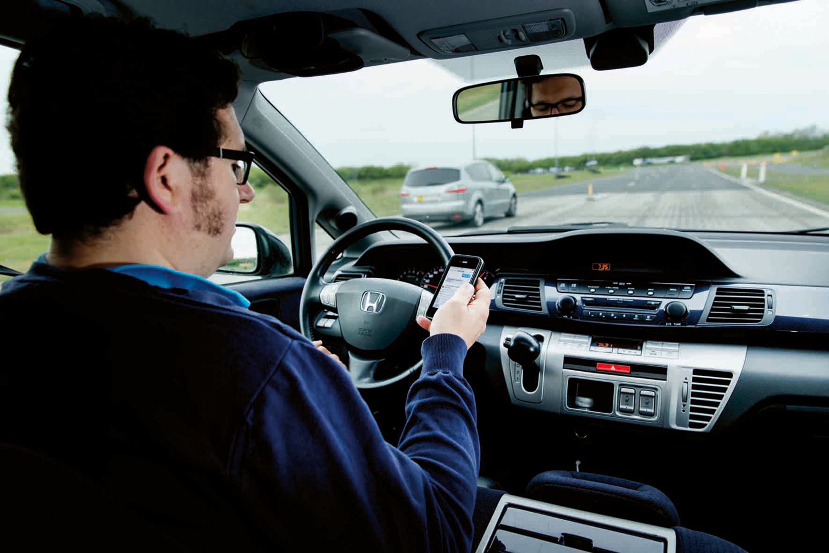 Brug af håndholdt mobiltelefon bag rattet er en farlig uvane. Kør bil når du kører bil, lyder rådet fra FDM