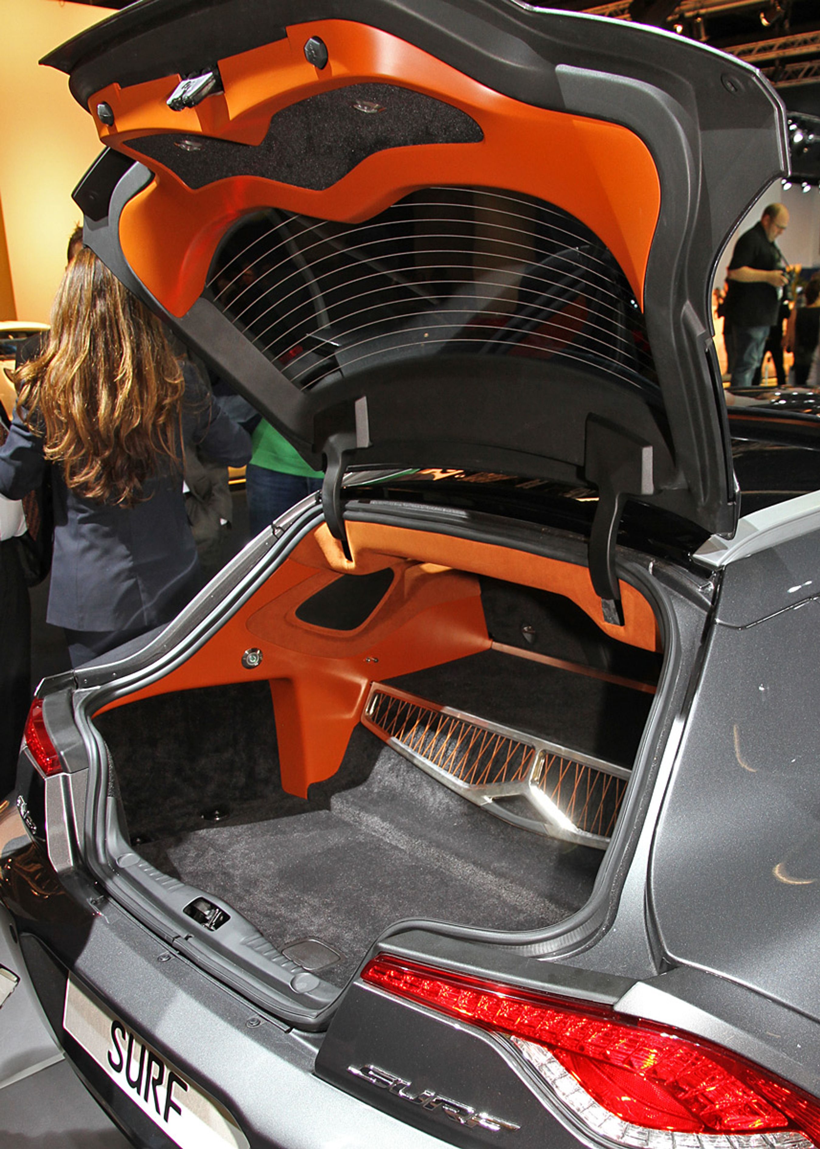 Bagagerummet i Karma Surf er bestemt ikke stort, men der er gjort meget ud af at beklæde det med lækre materialer.