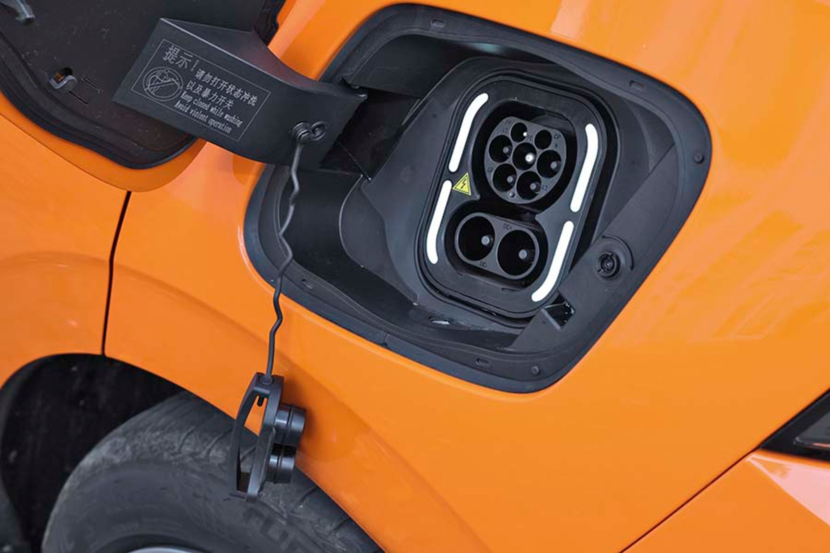 Det er smart med lys ved ladestikket, men smartere hvis det havde lyst ind mod selve stikket så det vil gøre det nemmere at ramme i mørke. Lynladning er mellemhurtig med 155 km på 15 min. og 270 km på 30 min. 