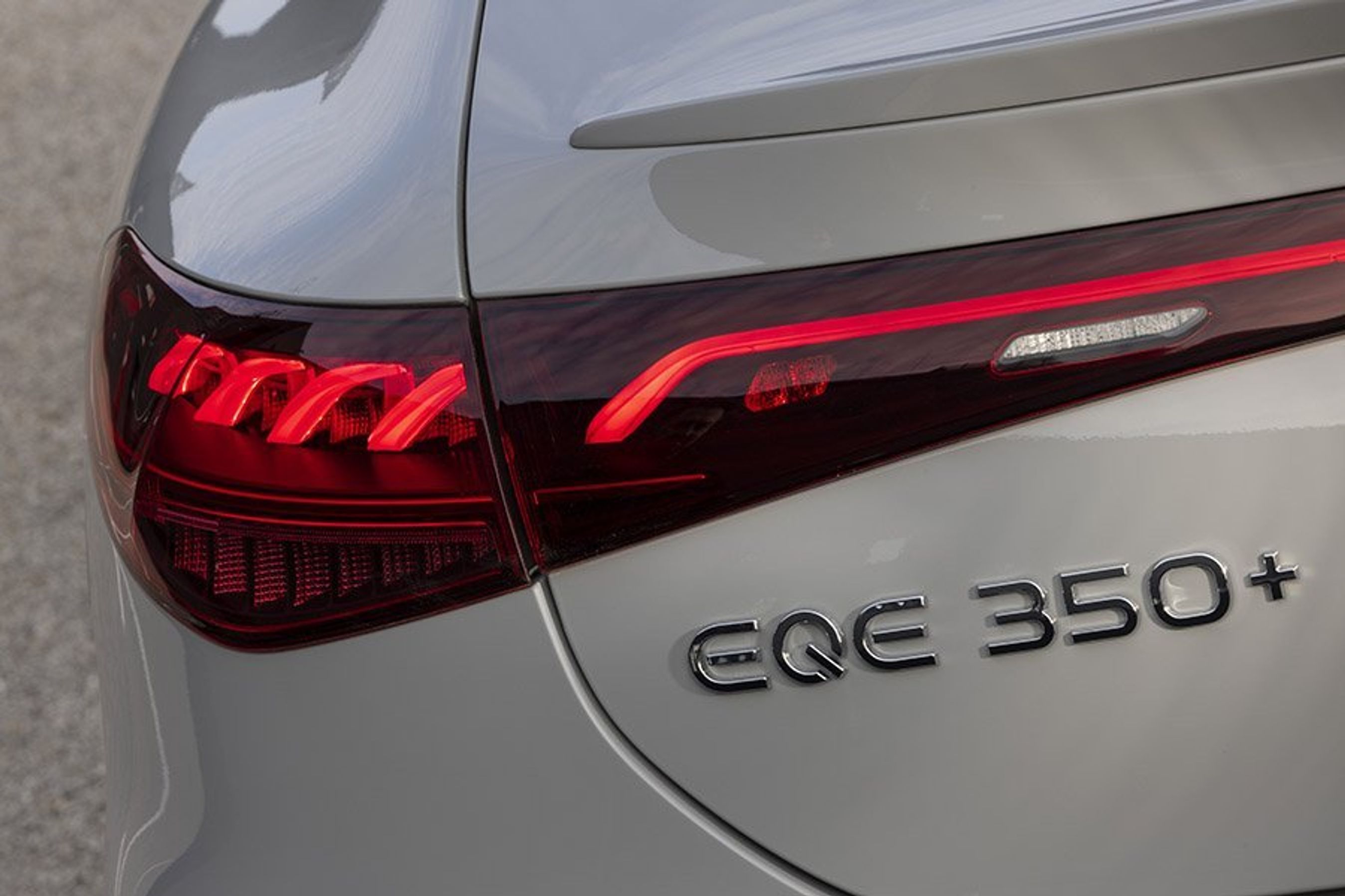 Baglygten har et LED-bånd, der snor sig på en elegant måde. 