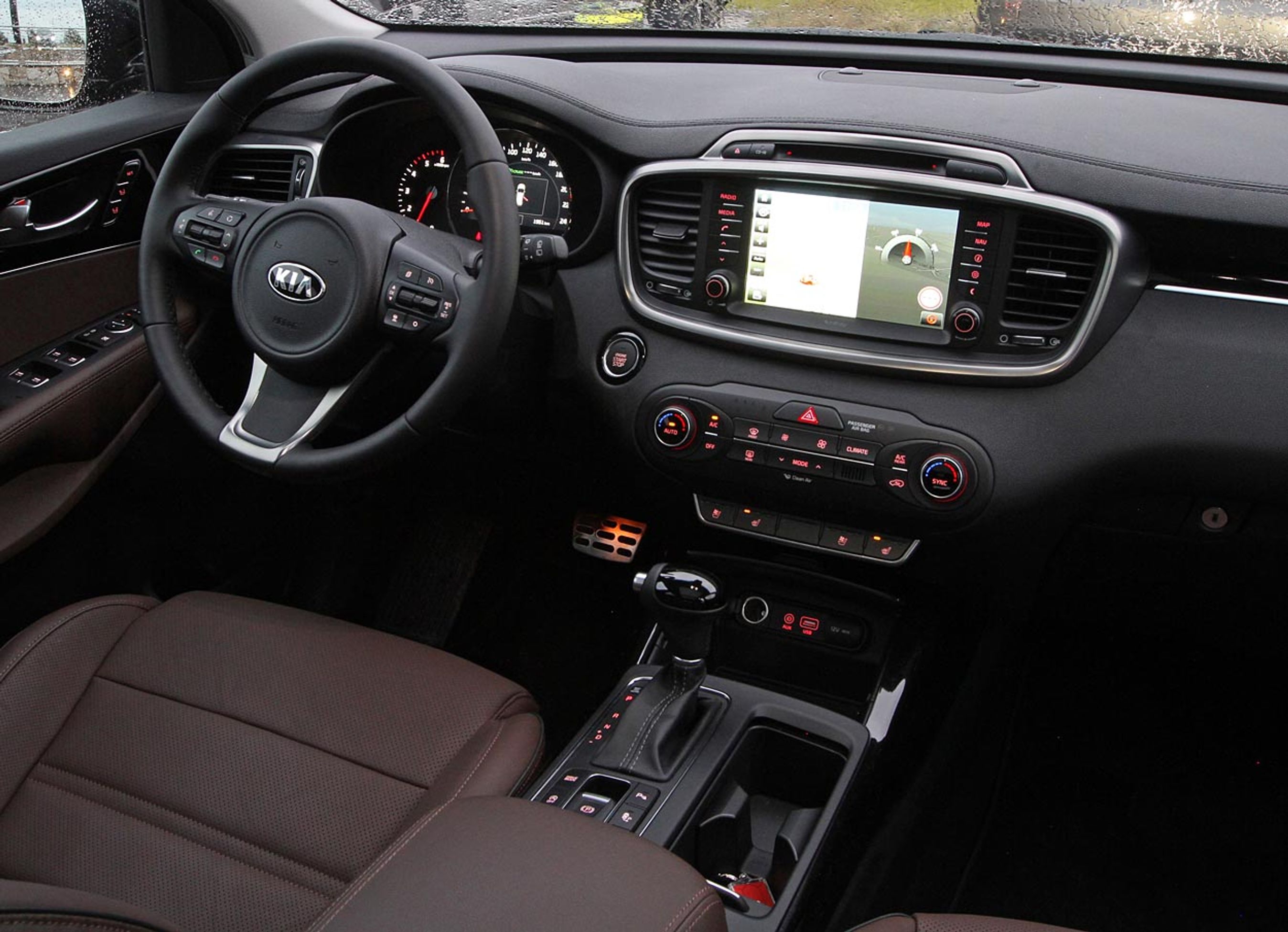 Kabinen er indbydende med generelt flotte materialer og syv eller otte tommers skærm. Typisk for en SUV er der god fralægningsplads i den brede midterkonsol.