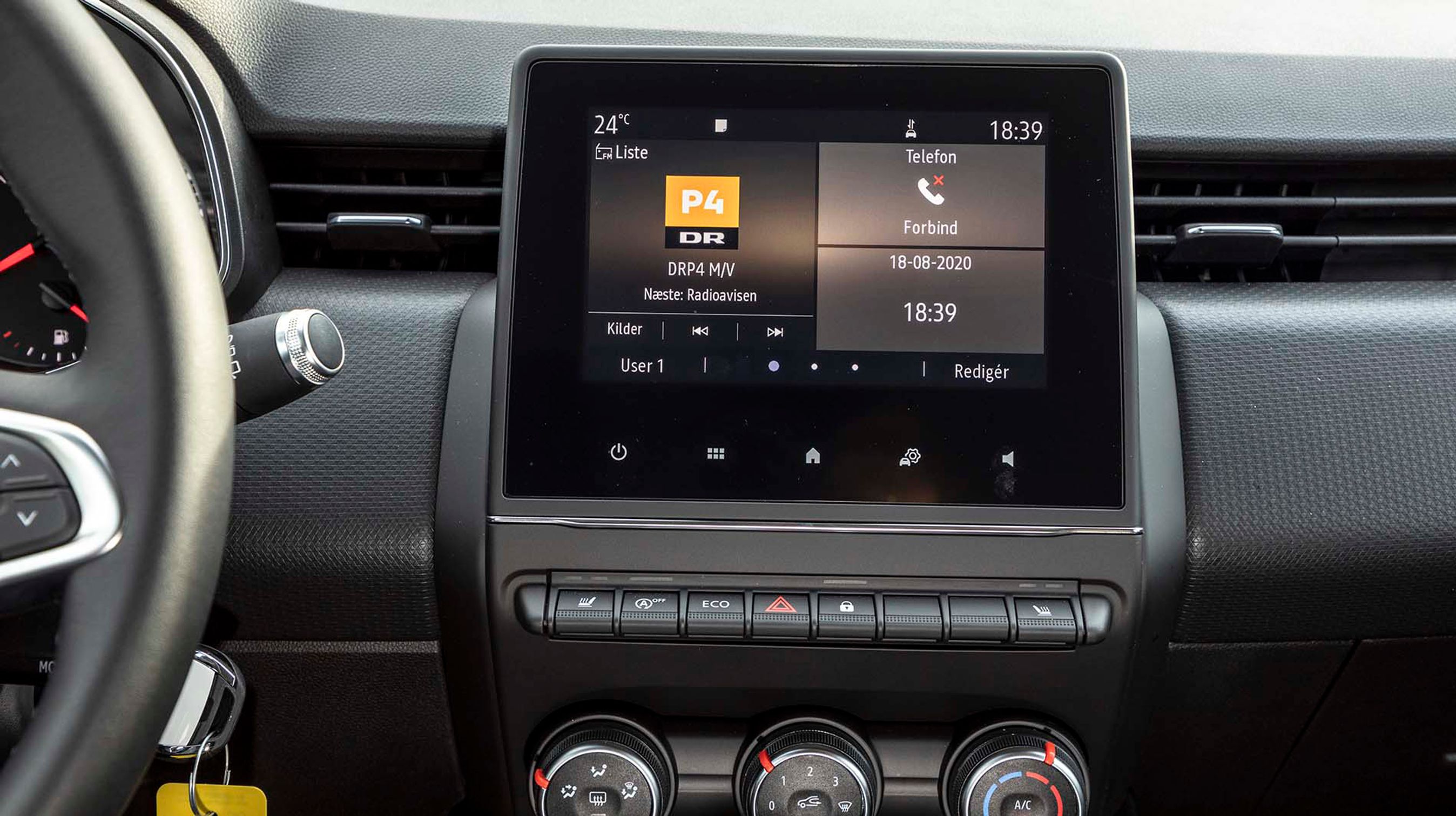 Skærmen på syv tommer er fint placeret og godt disponeret med mulighed for at vise flere vinduer på en gang. Lydniveau styres fra et konsol bag rattet eller via skærmen. Hastigheden i skærmskift er blevet bedre, og det er samlet set en fin løsning. Apple CarPlay og DAB+ er standard, mens navigation med dansk tekst og tale skal tilkøbes som del af en skærm-pakke til 7.900 kr., der også omfatter en 9,3”-skærm. Bakkamera er ekstraudstyr.