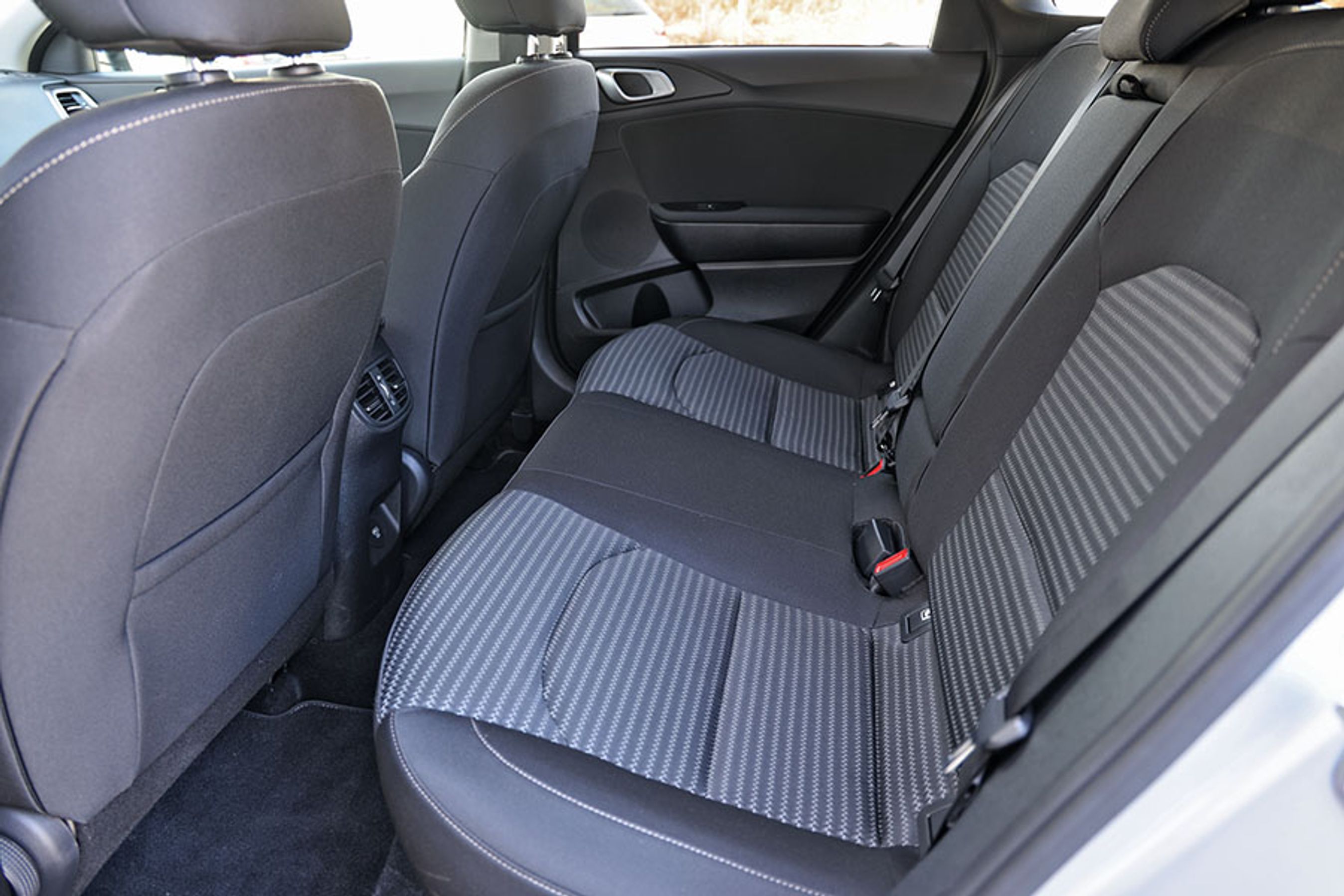 Der er – som du kan se på billedet – ikke så meget benplads ved bagsædet. Her er tre pladser, og heldigvis er der rimelig god fodplads ved alle tre pladser bagtil. Der er også friskluftdyser placeret relativt højt mellem forsæderne.  