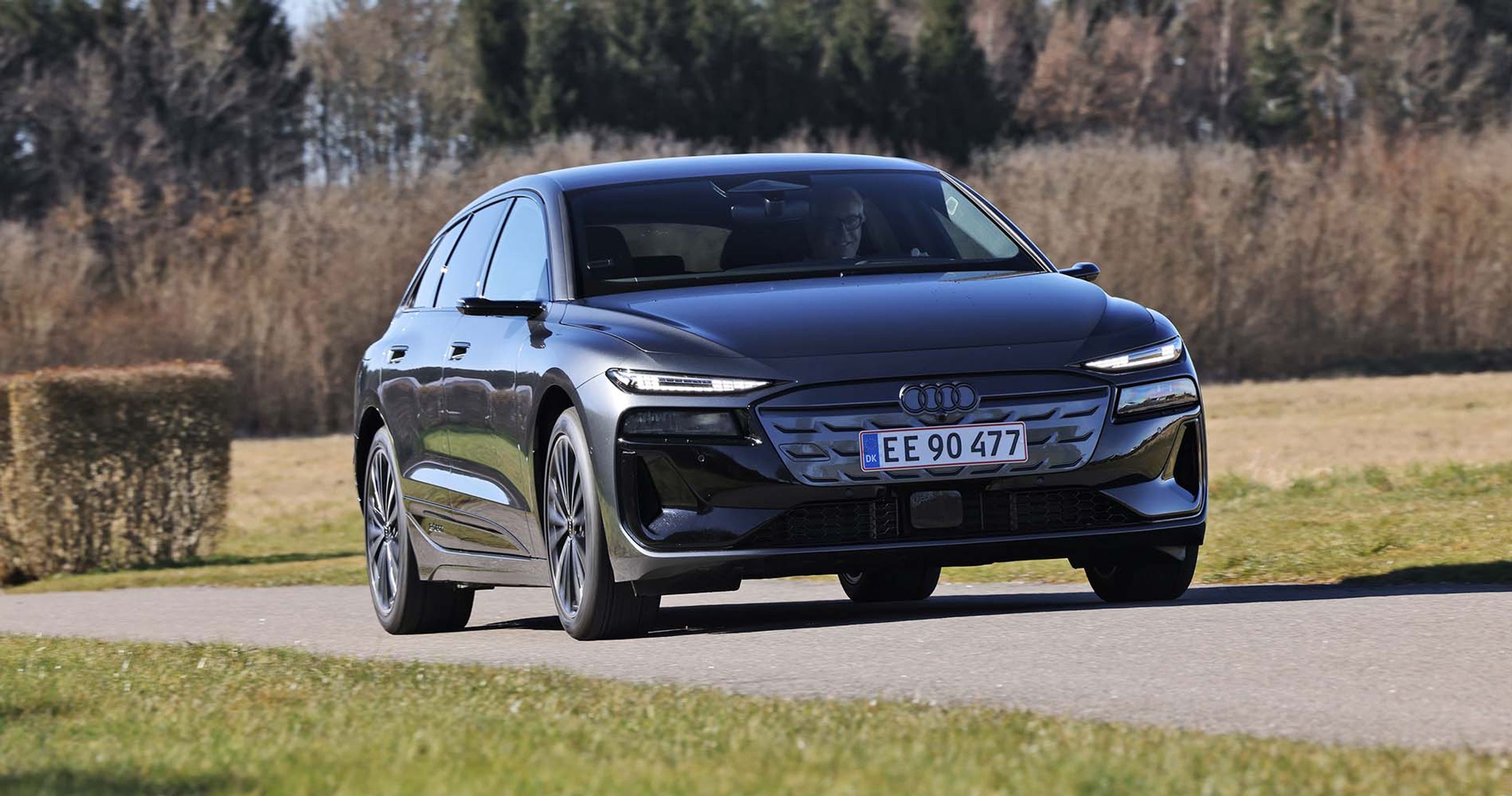 Audi A6 Avant e-tron set skråt forfra kører på landevej