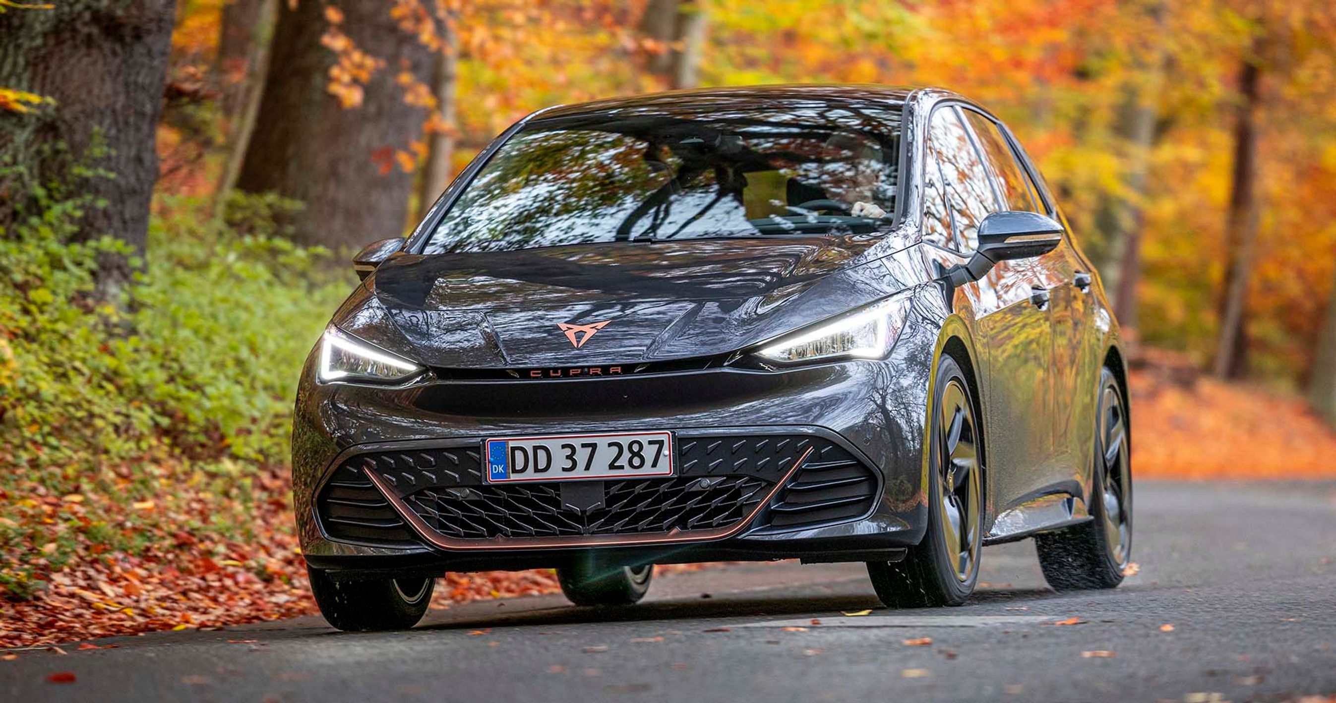 Det er især forfra, at Cupra Born adskiller sig fra søsterbilen, VW ID.3.