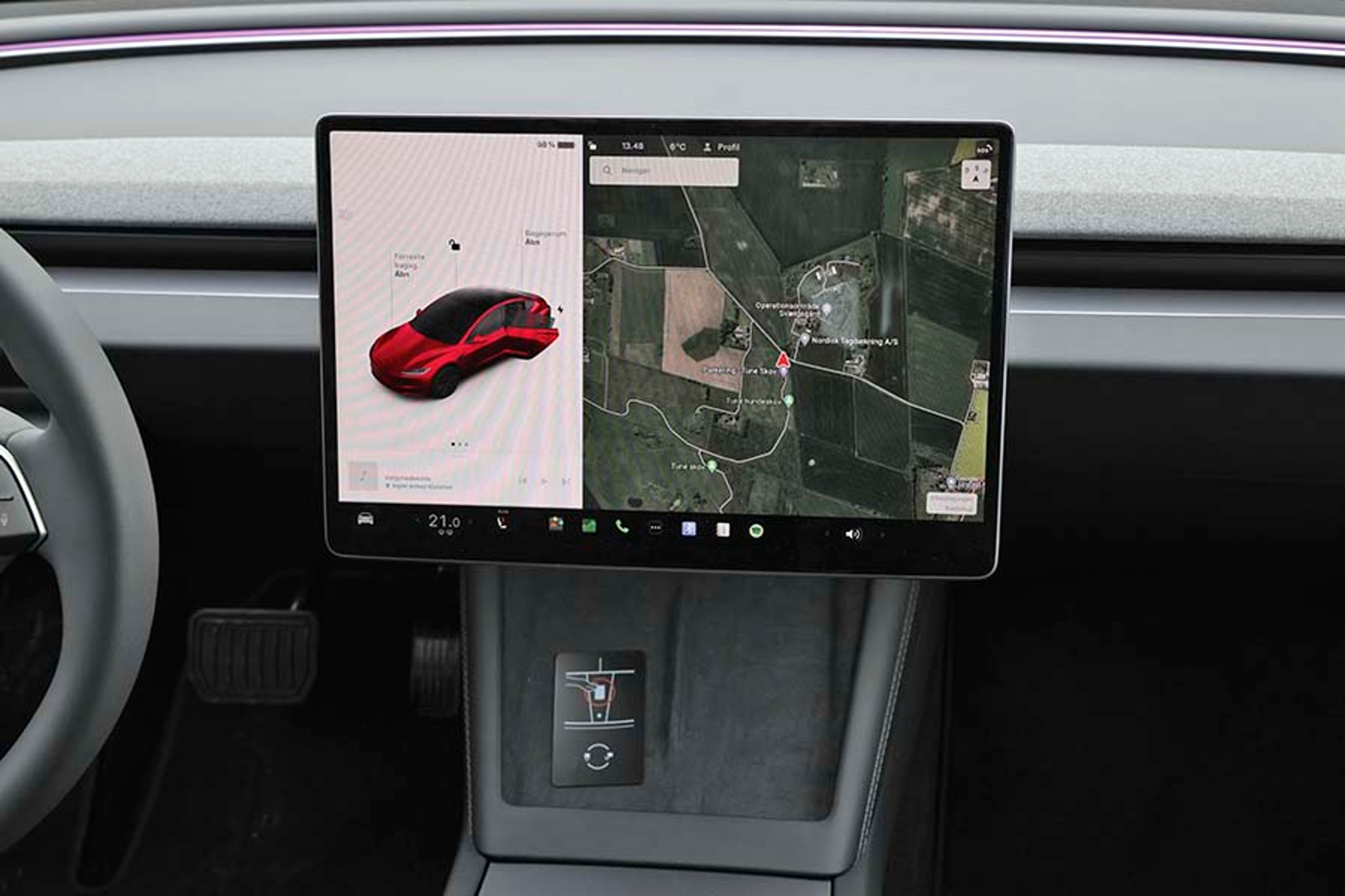 Den store skærm i midten er selve kontrolpanelet, og det er herfra, at de fleste af bilens funktioner styres. Øverst til venstre står hastigheden i tal, når man kører. Man vælger også fremadkørende- og bakgear fra skærmen!