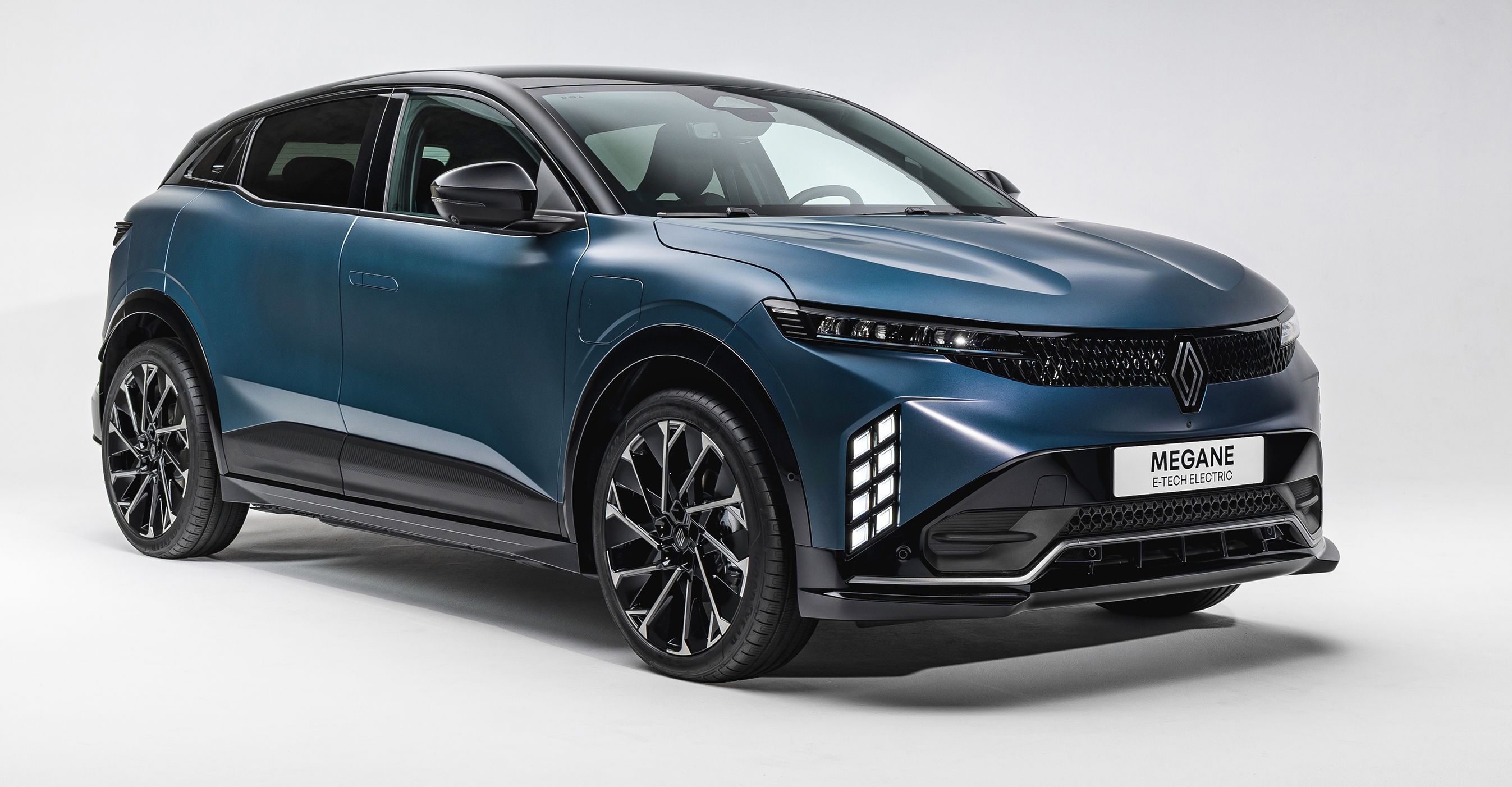 Blålig Renault Megane skråt forfra.