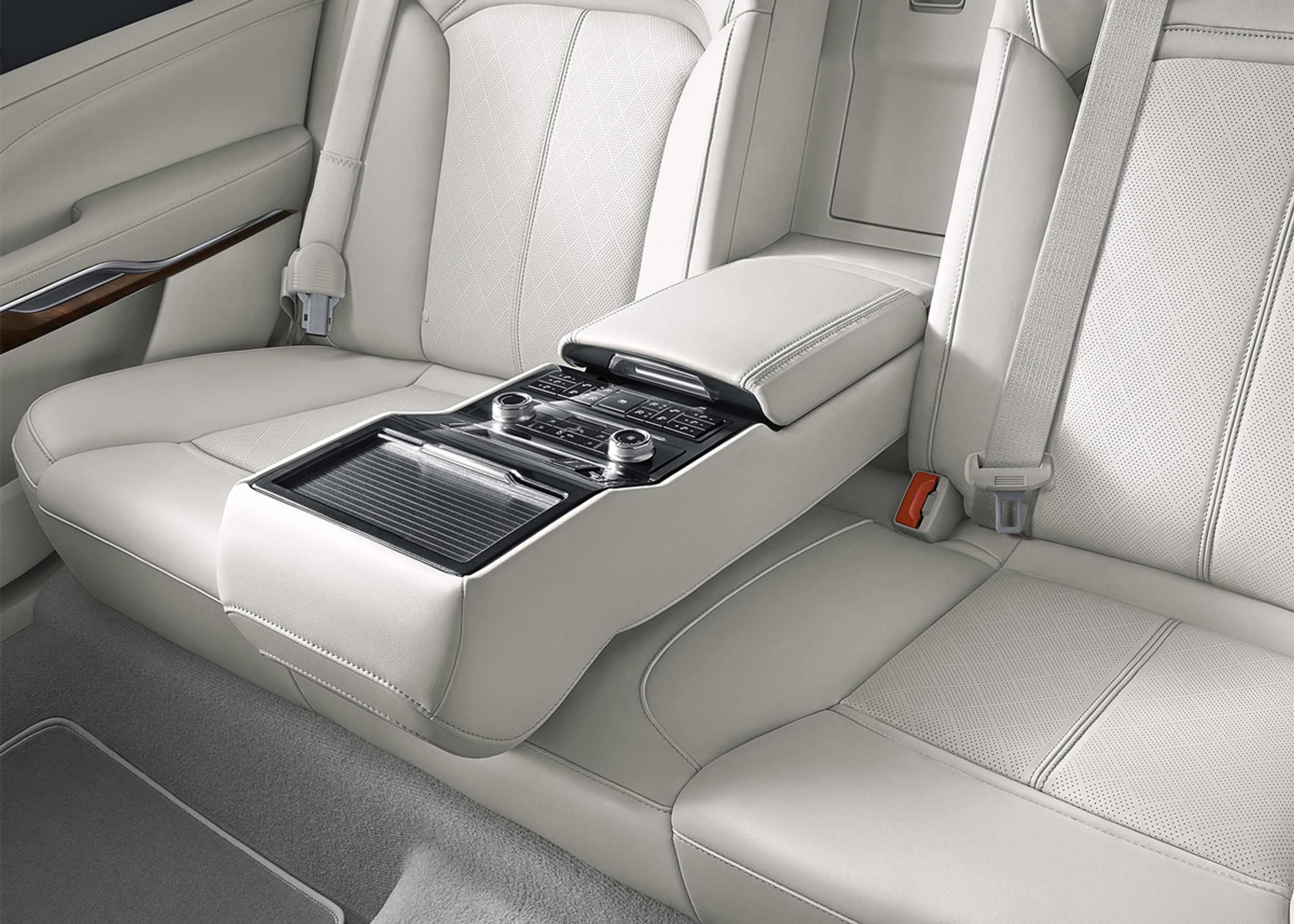 Der er kræset ekstra for bagsædepassagererne i den kinesiske version af Taurus. Der er stadig et vist marked i Kina for store sedaner, der kører af chauffør og hvor ejeren sidder på højre bagsæde.