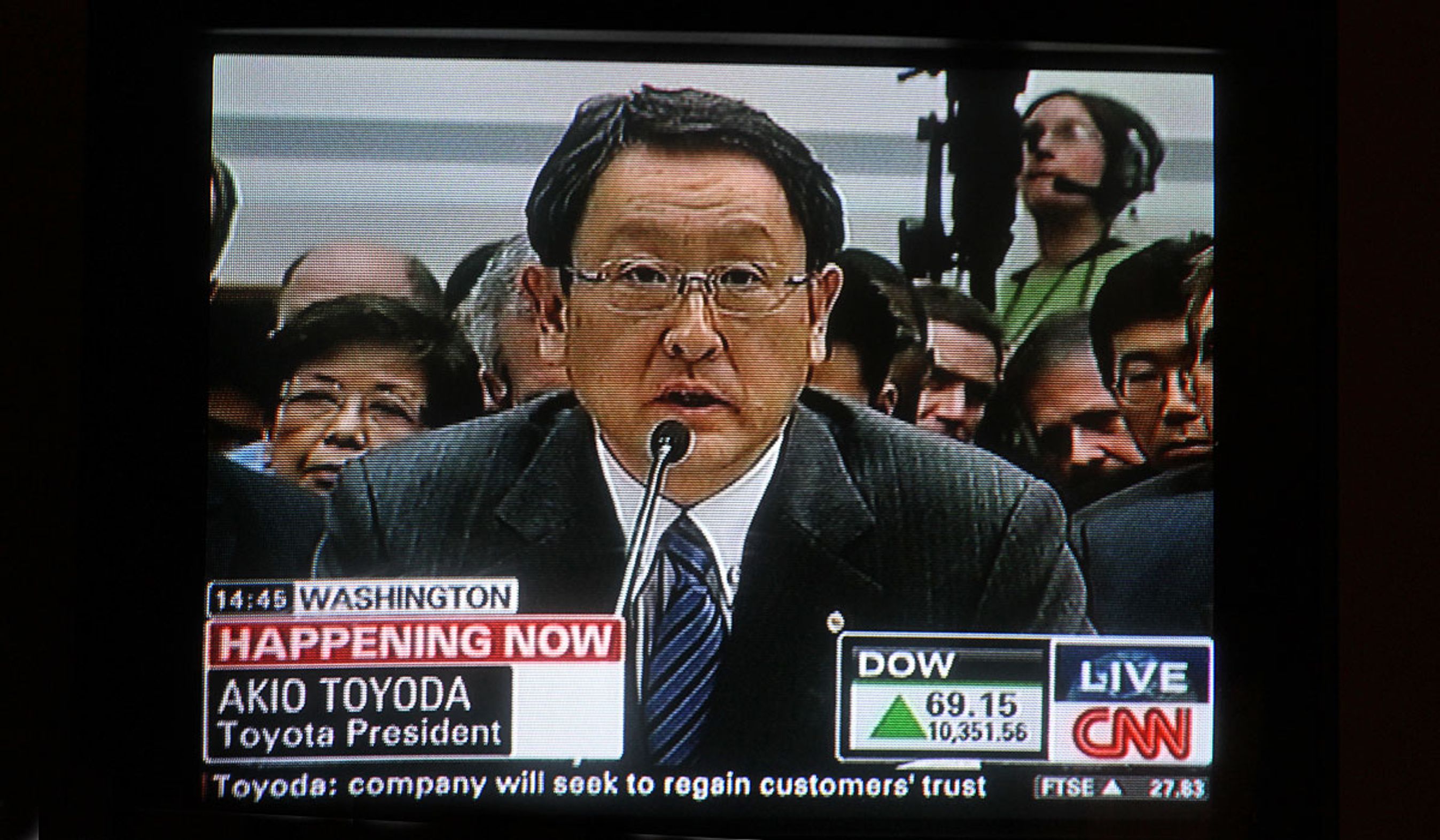 Toyota-chef Aikio Toyoda er tidligere under sagen kommet med en brødebetynget beklagelse over for amerikanske kunder.