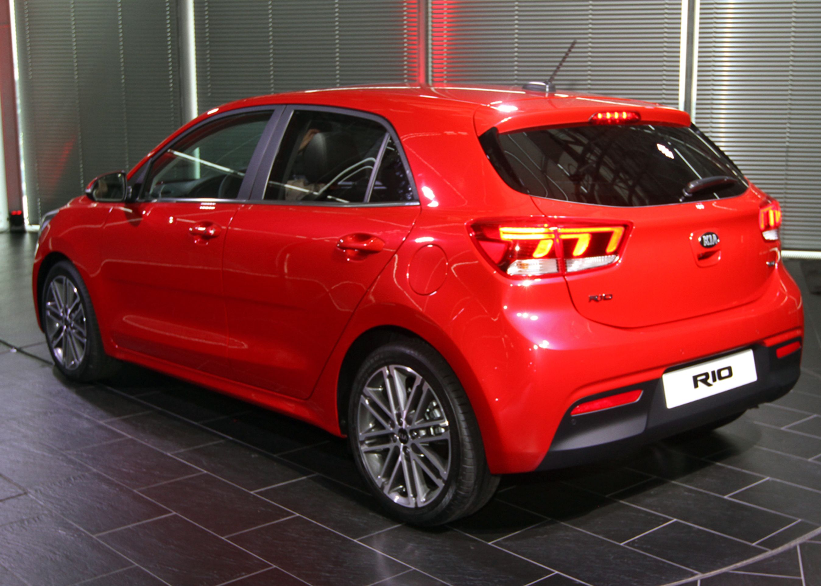 Bagruden er blevet mere stejl, og den bageste hjørnestolpe er blevet smallere.