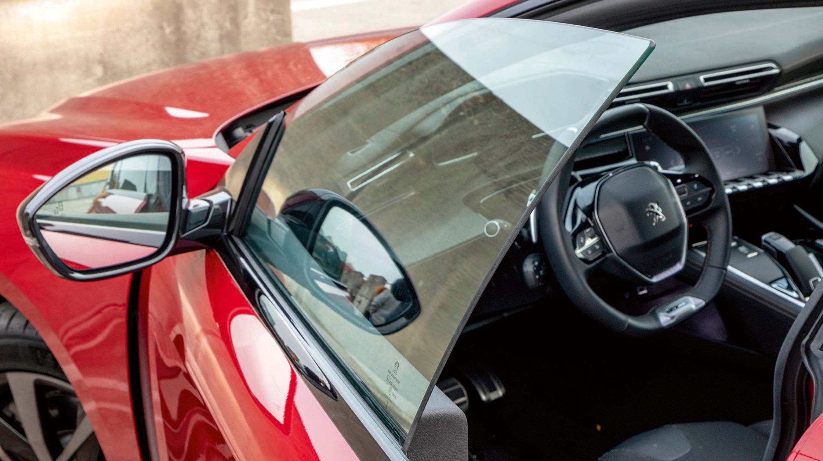 Dørene har rammeløse ruder. Det er en sjov detalje, der er med til at give bilen karakter. Vi oplevede ikke ekstra vindstøj af den grund.