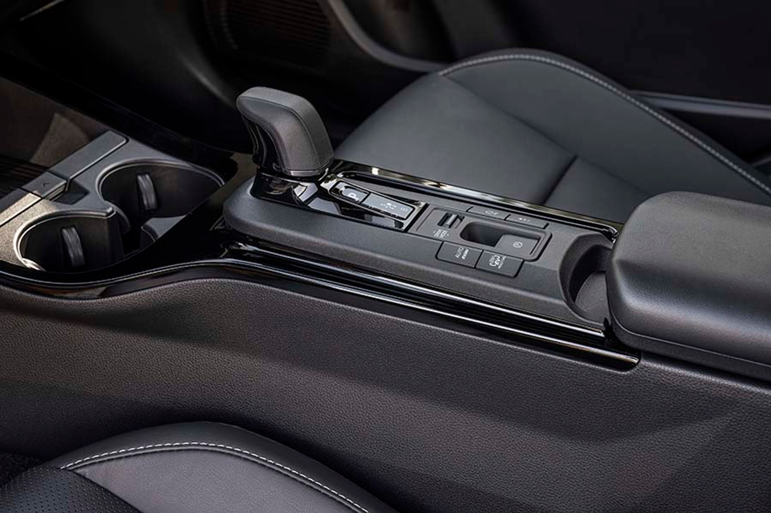 Gearstangen er elektronisk og går selv i P, når turen er slut. Man kan skifte til B-indstillingen, hvorved rekuperationen bliver kraftig. I bilens dybeste menu kan man selv programmere, hvor kraftig den skal være på en skala fra en til tre.