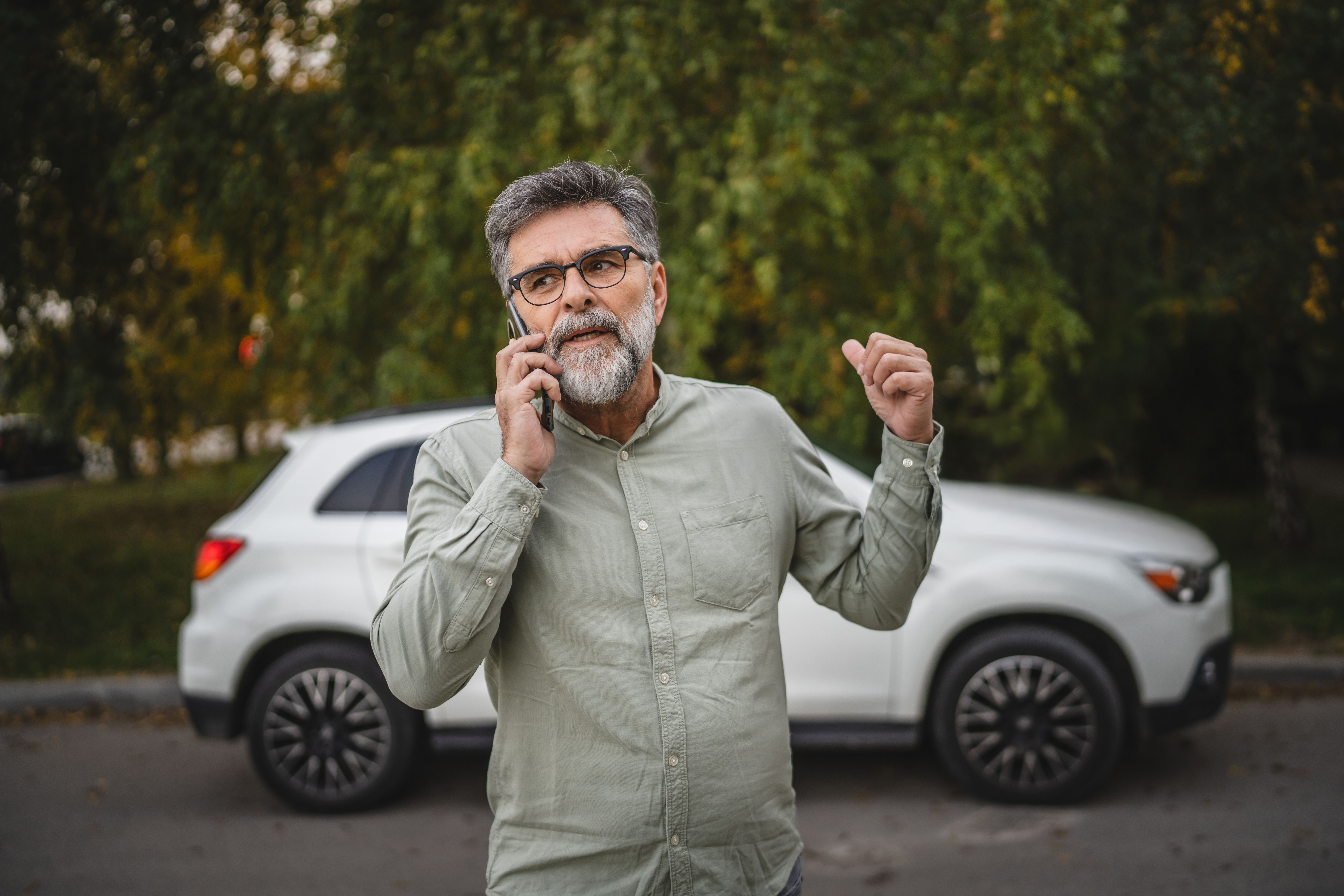 Mand venter på vejhjælp